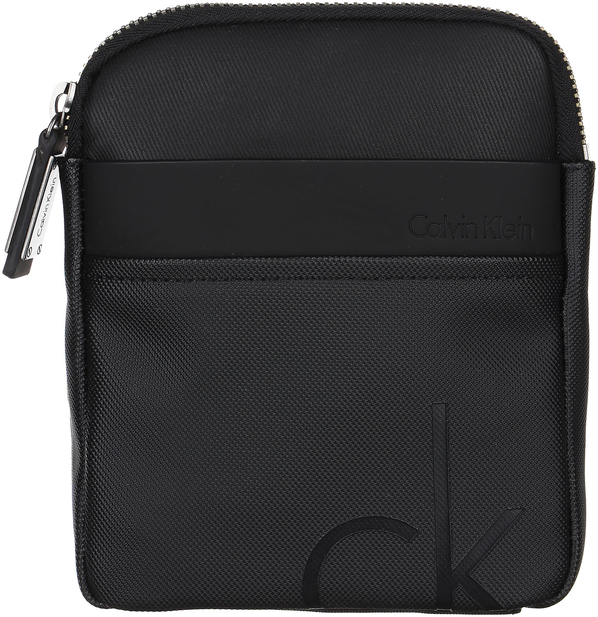 Сумка мужская Calvin Klein Jeans, цвет: черный. K50K501593_0010K50K501593_0010 Сумка мужская Calvin Klein Jeans, цвет: черный. K50K501593_0010K50K501593_0010Стильная сумка Calvin Klein не оставит вас равнодушным благодаря своему дизайну. Она изготовлена из ПВХ и оформлена тисненой надписью с названием бренда. На лицевой стороне расположен накладной открытый карман. Сумка оснащена удобным плечевым ремнем, длину которого можно регулировать с помощью пряжки. Изделие закрывается на удобную молнию. Внутри расположено главное отделение, которое содержит один открытый накладной карман и вшитый карман на молнии. Такая модная сумка займет достойное место в вашем гардеробе.