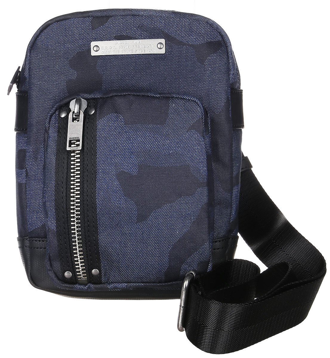 Сумка мужская Diesel, цвет: темно-синий, черный. X03778-P1106ML597BUL/D Сумка мужская Diesel, цвет: темно-синий, черный. X03778-P1106ML597BUL/DСтильная мужская сумка Diesel не оставит вас равнодушным благодаря своей практичности. Она выполнена из натурального хлопка с элементами из искусственной кожи и оформлена фирменной пластинкой. На лицевой стороне расположен объемный вертикальный карман на молнии. Сумка оснащена широким плечевым ремнем, длина которого регулируется с помощью пряжки. Изделие закрывается на удобную молнию. Внутри расположено главное отделение, которое содержит один открытый мягкий карман для планшета. Такая сумка станет незаменимым аксессуаром в повседневной жизни.