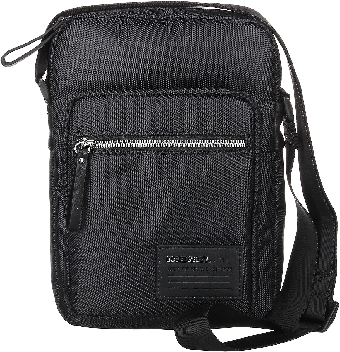 Сумка мужская Diesel, цвет: черный. X03001-P0409X03001-P0409/H1669 Сумка мужская Diesel, цвет: черный. X03001-P0409X03001-P0409/H1669Стильная мужская сумка Diesel не оставит вас равнодушным благодаря своей практичности. Она выполнена изполиамида с элементами из искусственной кожи и оформлена оригинальной фирменной нашивкой. На лицевой стороне расположен объемный карман на молнии. Сумка оснащена широким плечевым ремнем, длина которого регулируется с помощью пряжки. Изделие закрывается на удобную молнию. Внутри расположено главное отделение, которое содержит один карман для планшета, который закрывается на липучку. Такая сумка станет незаменимым аксессуаром в повседневной жизни.