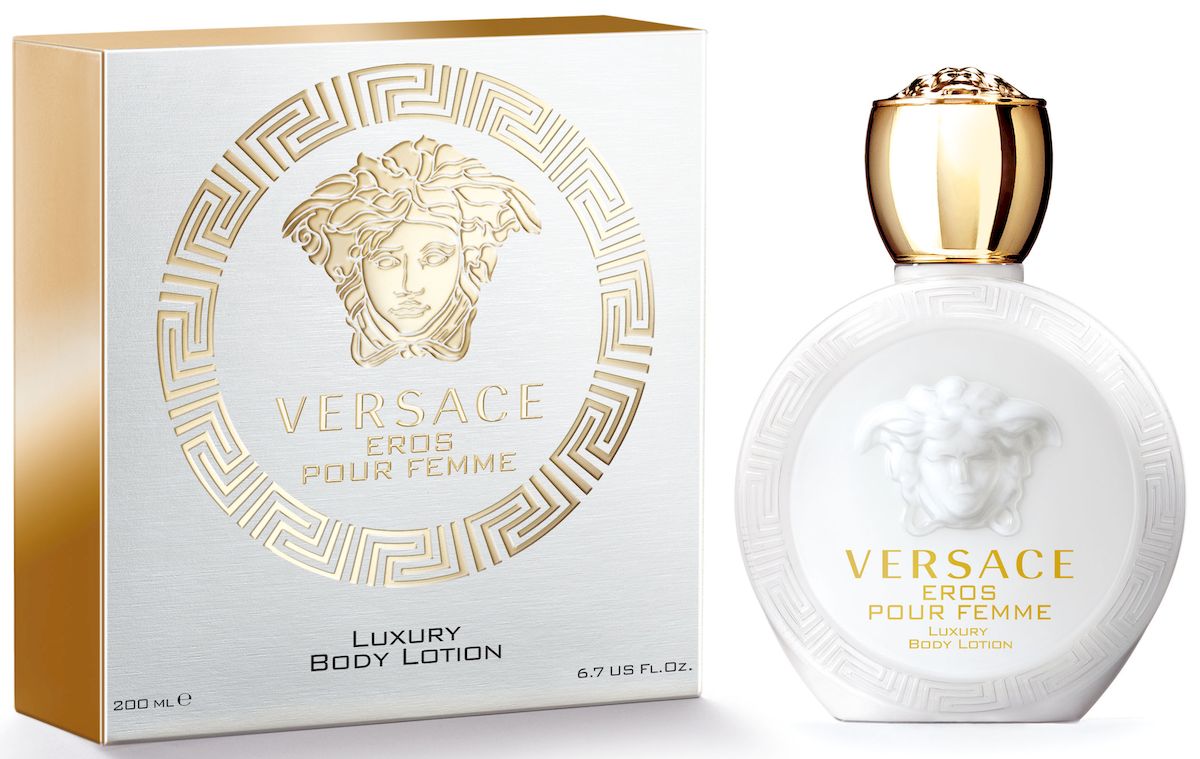 Versace Eros Pour Femme Лосьон для тела 200 мл750150 Versace Eros Pour Femme Лосьон для тела 200 мл750150Новая легенда от Versace, повествующая о страсти. Бог любви Эрос встретил рожденную из воды прекрасную сирену и воспылал к ней любовью. Всепобеждающая власть женщины, заключенная в искрящемся и чувственном аромате. Созданный Донателлой Версаче, этот аромат излучает силу, индивидуальность и соблазн.Верхняя нота: Сицилийский лимон, Калабрийский бергамот, Гранат.Средняя нота: Цветок лимона, Абсолю жасмина Самбак, Эссенция жасмина, Пион.Шлейф: Сандаловое дерево, Амброксан, Мускус, Чувственные древесные ноты.Цветочный древесный мускусный.Всепобеждающая власть женщины, заключенная в искрящемся и чувственном аромате. Созданный Донателлой Версаче, этот аромат излучает силу, индивидуальность и соблазн.