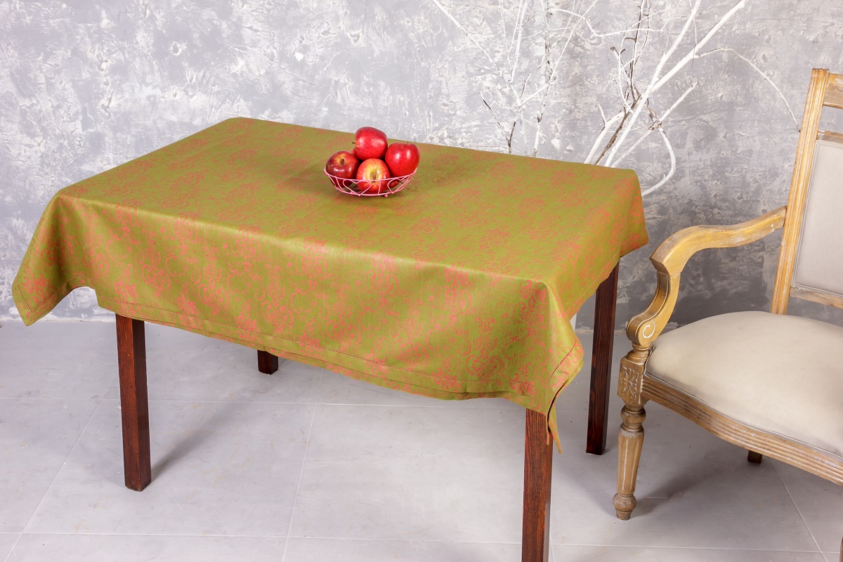 Скатерть Гаврилов-Ямский Лен, прямоугольная, 140 x 250 см. 1со6138-31VT-1520(SR) Скатерть Гаврилов-Ямский Лен, прямоугольная, 140 x 250 см. 1со6138-31VT-1520(SR)Шикарная жаккардовая скатерть из льна и хлопка с ажурной отделкой по краю.Лён - поистине, уникальный природный материал, экологичнее которого сложно придумать. История льна восходит к Древнему Египту: в те времена одежда из льна считалась достойной фараонов! На Руси лён возделывали с незапамятных времен - изделия из льняной ткани считались показателем достатка, а льняная одежда служила символом невинности и нравственной частоты. Изделия из льна обладают уникальными потребительскими свойствами: льняное постельное белье даст вам ощущение прохлады в жаркую ночь и согреет в холода, скатерти из натурального льна придадут вашему дому уют и тепло натурального материала, а льняные полотенца порадуют вас невероятно долгим сроком службы на вашей кухне!
