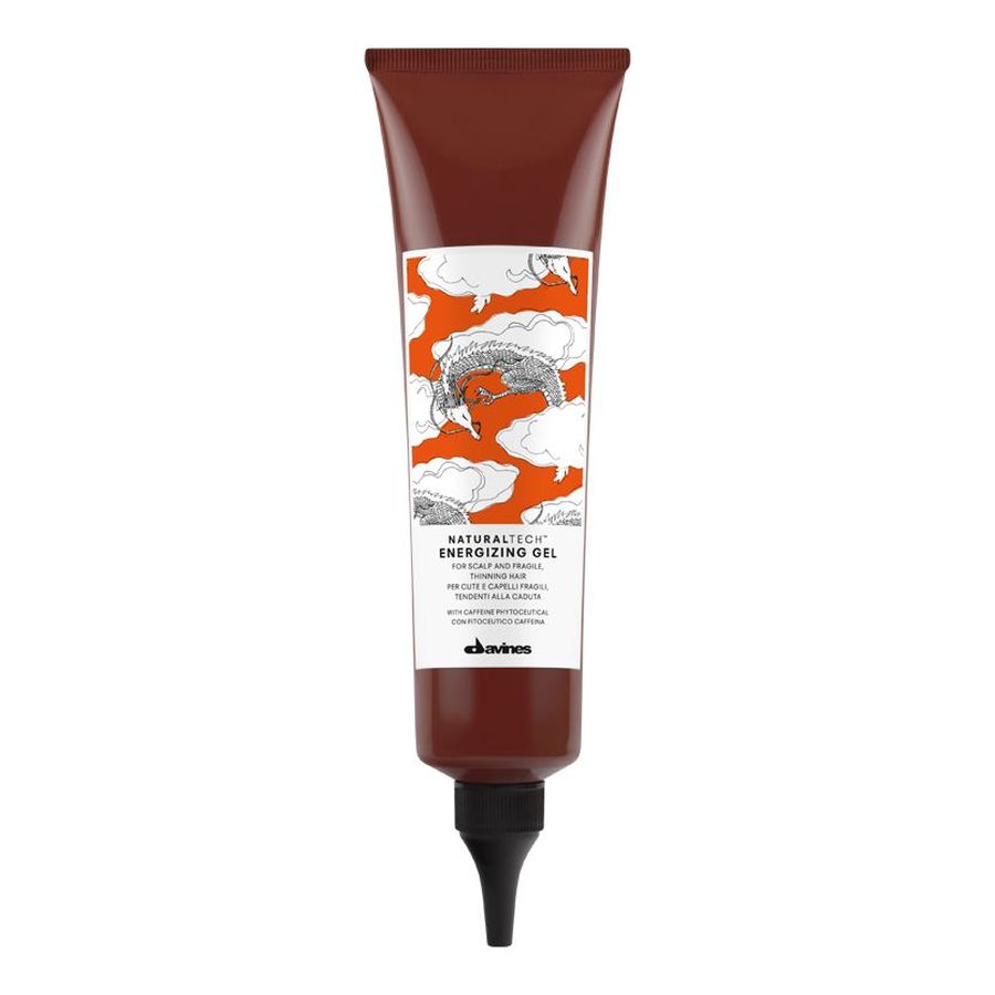 Davines Энергетический гель против выпадения волос New Natural Tech Energizing Gel, 150 млMP59.4D Davines Энергетический гель против выпадения волос New Natural Tech Energizing Gel, 150 млMP59.4DЭнергетический Гель ухаживает за ломкими, склонными к выпадению волосами и ослабленной кожей головы. Это средство эффективно стимулирует микроциркуляцию крови в кожном покрове головы, укрепляет волосы от сезонного выпадения и замедляет процесс облысения. Гель содержит фитоактив кофеина, действие которого усилено сиртуинами (сопротивляемость стрессу) и бета-глюканом (повышает иммунитет). Кофеин стимулирует метаболизм клеток. Сиртуины, белки долголетия, являются мощными антиоксидантами и эффективно омолаживают кожу головы. Эфирные масла корицы, имбиря и черного перца улучшают кровообращение и дают волосам энергию. Гель действует как легкий стайлинг, мягко фиксируя волосы. pH 5,5.