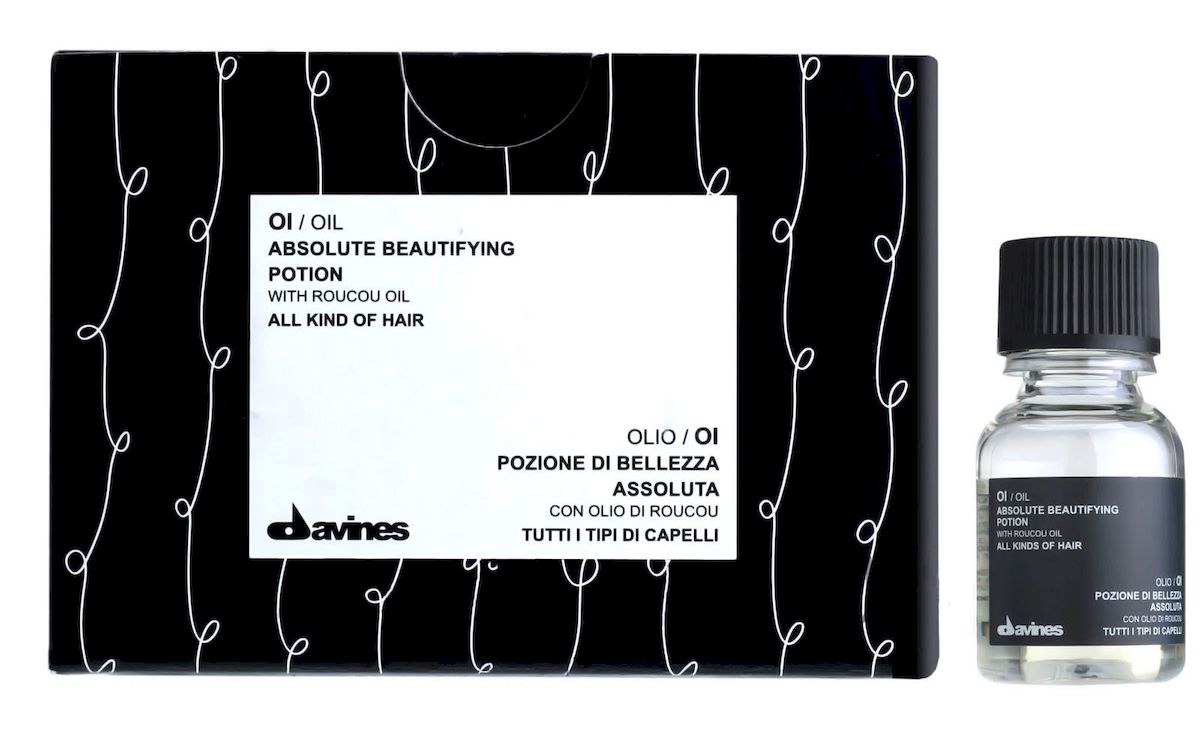 Davines Масло для абсолютной красоты волос Essential Haircare OI Oil Absolute Beautifying Potion, Trial kit, 6х12 млMP59.4D Davines Масло для абсолютной красоты волос Essential Haircare OI Oil Absolute Beautifying Potion, Trial kit, 6х12 млMP59.4DМасло применяется для любого типа волос. Средство покрывает защитной плёнкой каждый волосок, обеспечивая тем самым бережную защиту, не утяжеляет локоны, обладает антиоксидантным эффектом, придаёт волосам блеск и шелковистость. Масло облегчает распутывание и расчёсывание кудрявых волос. В основе средства лежит масло аннатто (Bixa orellana), которое богато бета-каротином. Применение препарата благотворно сказывается на состоянии волос: масло восстанавливает их структуру и стимулирует рост, предохраняет клетки волос от повреждений, а также влияет на увеличение выработки меланина. Эллаговая кислота, также входящая в состав масла, представляет собой эффективный антиоксидант и противоканцерогенное вещество.