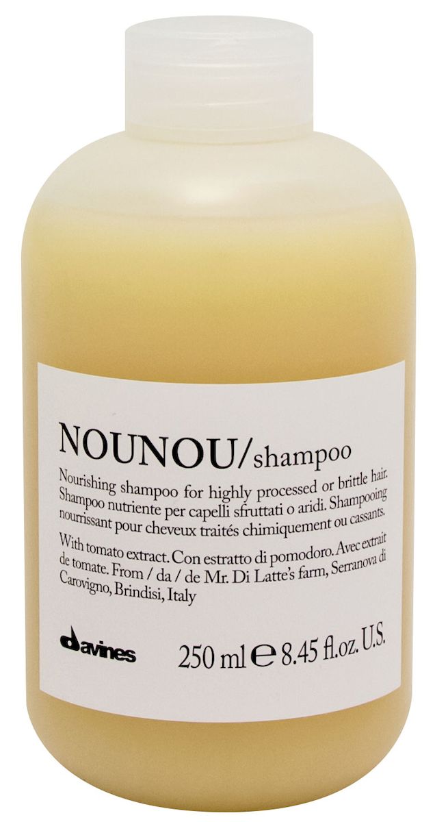 Davines Питательный шампунь для уплотнения волос Essential Haircare New NouNou Shampoo, 250 млFS-00897 Davines Питательный шампунь для уплотнения волос Essential Haircare New NouNou Shampoo, 250 млFS-00897Основой этого уплотняющего шампуня служат особые уникальные свойства помидорок Фьяскетто. Экстракт, полученный из этой ягоды обладает удивительно высокими питательными свойствами. Шампунь оздоравливает волосы, насыщает их протеинами и углеводами, столь необходимыми для здорового роста. Витамин С в составе препятствует окислению волос, работая как антиоксидант. Сухие и поврежденные кудри обретают утерянные сияние и силу, наполняются здоровьем. Окрашенные локоны насыщаются цветом и силой.