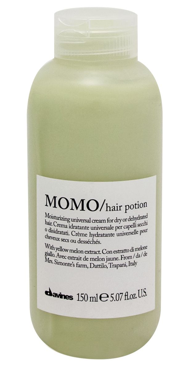 Davines Универсальный несмываемый увлажняющий крем Essential Haircare New Momo Hair Ppotion, 150 млkaar1244 Davines Универсальный несмываемый увлажняющий крем Essential Haircare New Momo Hair Ppotion, 150 млkaar1244Специальная серия для сухих и обезвоженных волос. Натуральный экстракт желтой дыни насыщает волосы витаминами, минеральными солями. Волосы увлажнены надолго. Нормализуется функционирование кожи головы. Приятный свежий аромат успокаивает и настраивает на позитивный лад. Невесомая текстура. Не утяжеляет кудри.