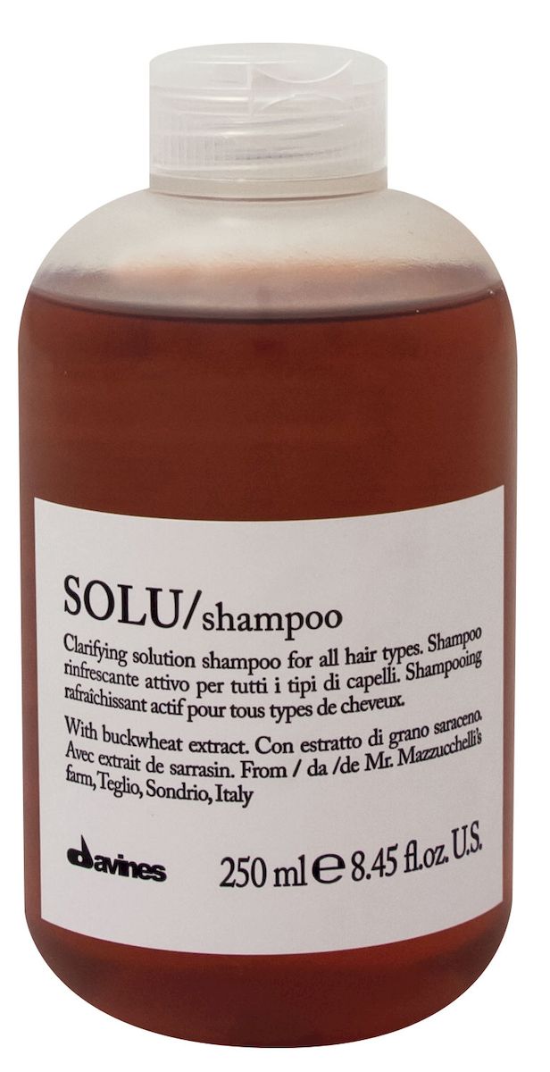 Davines Активно освежающий шампунь для глубокого очищения волос Essential Haircare New Solu Shampoo, 250 мл1058 Davines Активно освежающий шампунь для глубокого очищения волос Essential Haircare New Solu Shampoo, 250 мл1058Особая серия для очищения волос любого типа. Активный экстракт гречихи восстанавливает и питает локоны. Богатая важными антиоксидантами формула защищает локоны. Минеральные соли, амино кислоты, серин, цинк и железо в высокой концентрации обеспечивают благоприятное воздействие на кудри, полностью очищают волосы, дарят им свежесть. Шампунь удаляет остатки стайлинговых средств с кожи головы. Рекомендуется использовать перед химической завивкой или перед разглаживанием.