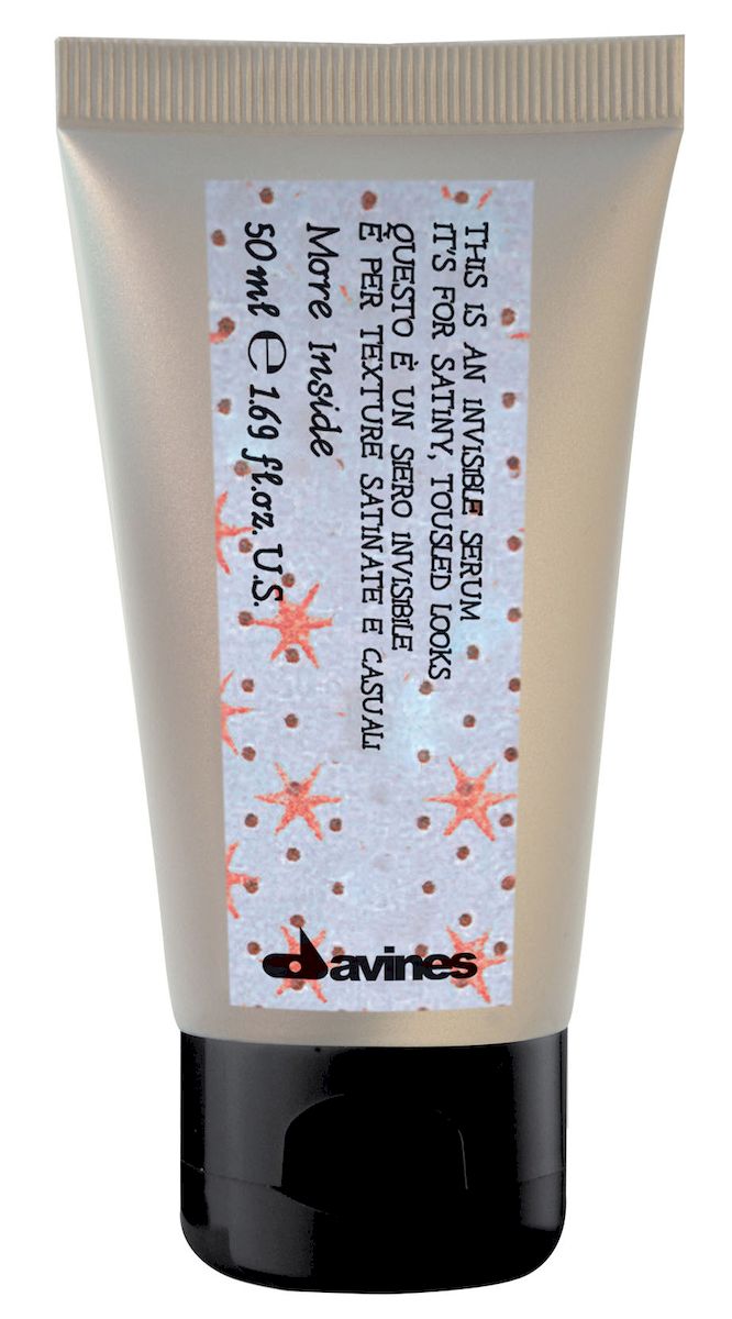 Davines Невидимая сыворотка для небрежного стайлинга с сатиновым блеском More Inside Invisible Serum (Slept-In), 50 млkaaral1049 Davines Невидимая сыворотка для небрежного стайлинга с сатиновым блеском More Inside Invisible Serum (Slept-In), 50 млkaaral1049Легкий продукт эластичной фиксации. Невидим на волосах. Без хлопьев. Обладает эффектом кондиционера - уменьшает и устраняет ломкость волос, секущихся кончиков. Дарит блеск и служит антиоксидантом. Уникальная особенность средства анти-фриз не склеивает волосы, даря им естественность движений и мягкость укладки. Фитиновая кислота в составе, благодаря своим свойствам, сковывает тяжелые металлы и защищает волосы. Одно из лучших средств для создания эффекта небрежный шик. После нанесения пряди легко разделяются и приобретают выраженную текстуру.