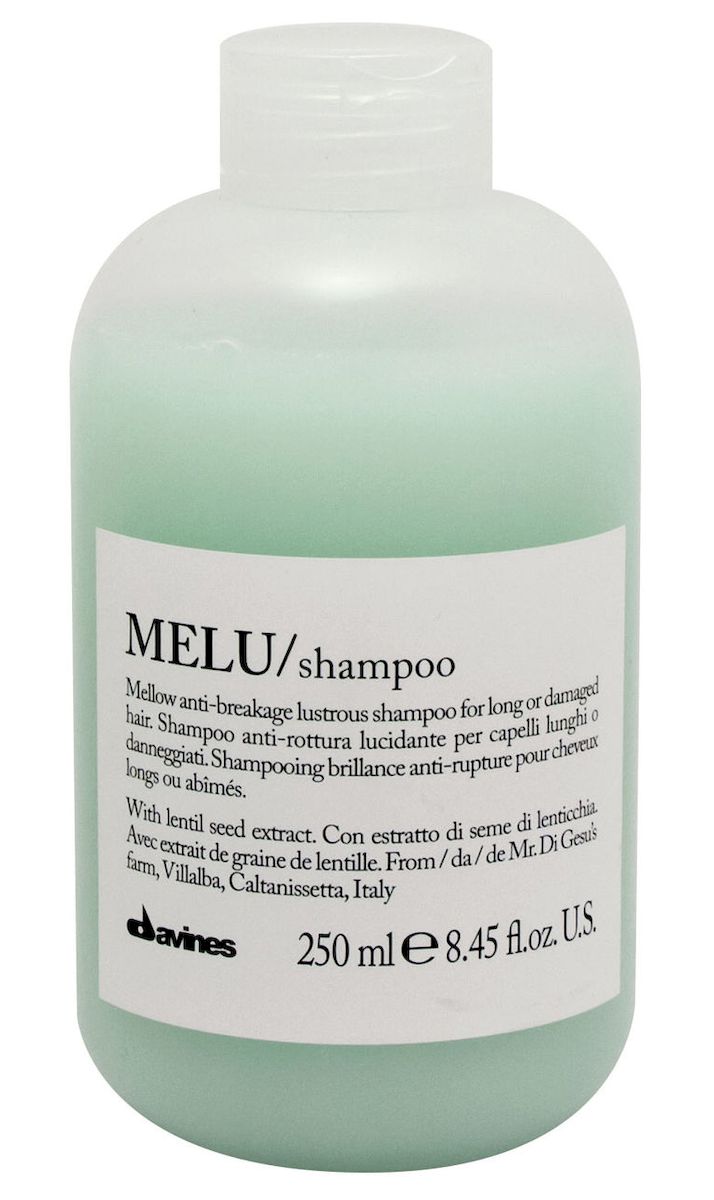 Davines Шампунь для предотвращения ломкости волос Essential Haircare New Melu Shampoo, 250 мл75045/75097 Davines Шампунь для предотвращения ломкости волос Essential Haircare New Melu Shampoo, 250 мл75045/75097Специальная серия для длинных или поврежденных волос. Активный экстракт семян чечевицы восстанавливает и питает локоны. Богатая важными аминокислотами формула защищает локоны. Серин и глютаминовая кислота обеспечивают благоприятное воздействие на кудри, предотвращая их ломкость.