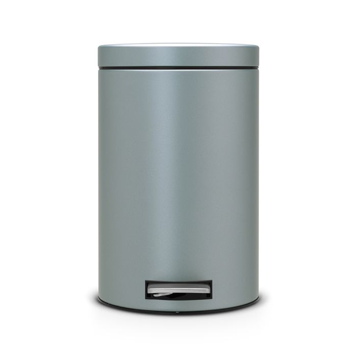 Ведро для мусора с педалью Brabantia 12л, цвет: мятный металикPANTERA SPX-2RS Ведро для мусора с педалью Brabantia 12л, цвет: мятный металикPANTERA SPX-2RSПедальный бак Brabantia на 12 л поистине универсален и идеально подходит для использования на кухне или в гостиной. Достаточно большой для того, чтобы вместить весь мусор, при этом достаточно компактный для того, чтобы аккуратно разместиться под рабочим столом. Предотвращает распространение запахов - прочная не пропускающая запахи металлическая крышка; Удобный в использовании - при открывании вручную крышка фиксируется в открытом положении, при использовании педали – крышка закрывается автоматически; Надежный педальный механизм, высококачественные коррозионно-стойкие материалы; Удобная очистка - прочное съемное внутреннее пластиковое ведро; Предохранение пола от повреждений - пластиковое защитное основание; Всегда опрятный вид - идеально подходящие по размеру мешки для мусора с завязками (размер C); 10-летняя гарантия Brabantia.