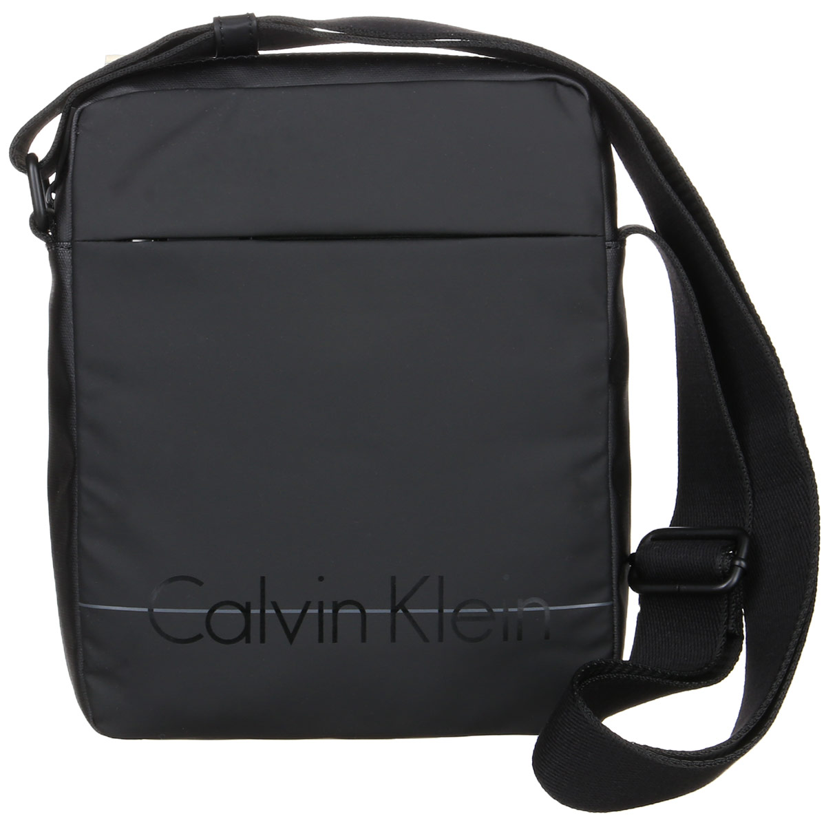Сумка мужская Calvin Klein Jeans, цвет: черный. K50K502072_001RivaCase 8460 black Сумка мужская Calvin Klein Jeans, цвет: черный. K50K502072_001RivaCase 8460 blackСтильная сумка Calvin Klein Jeans выполнена из полиуретана с добавлением поливинилхлорида и хлопка. Изделие содержит одно большое отделение, которое закрывается на застежку-молнию. Внутри сумки размещен один накладной открытый карман. Спереди изделие дополнено скрытым карманом на молнии. Сумка оснащена плечевым ремнем регулируемой длины. Оформлена модель надписью с названием бренда. В комплекте с изделием поставляется чехол для хранения.