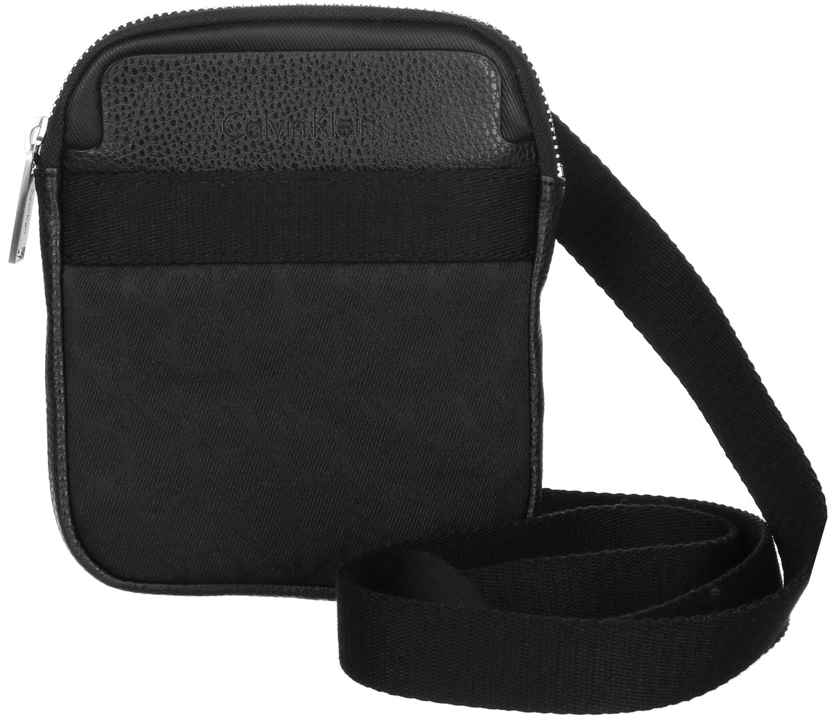 Сумка мужская Calvin Klein Jeans, цвет: черный. K50K502138_001S76245 Сумка мужская Calvin Klein Jeans, цвет: черный. K50K502138_001S76245Стильная сумка Calvin Klein Jeans выполнена из поливинилхлорида с добавлением хлопка и полиэстера, оформлена символикой бренда. Изделие содержит одно отделение, которое закрывается на застежку-молнию. Внутри сумки размещен один накладной кармашек для мелочей и один прорезной на застежке-молнии. Спереди расположен один открытый накладной карман. Сумка оснащена плечевым ремнем регулируемой длины. В комплекте с изделием поставляется чехол для хранения.
