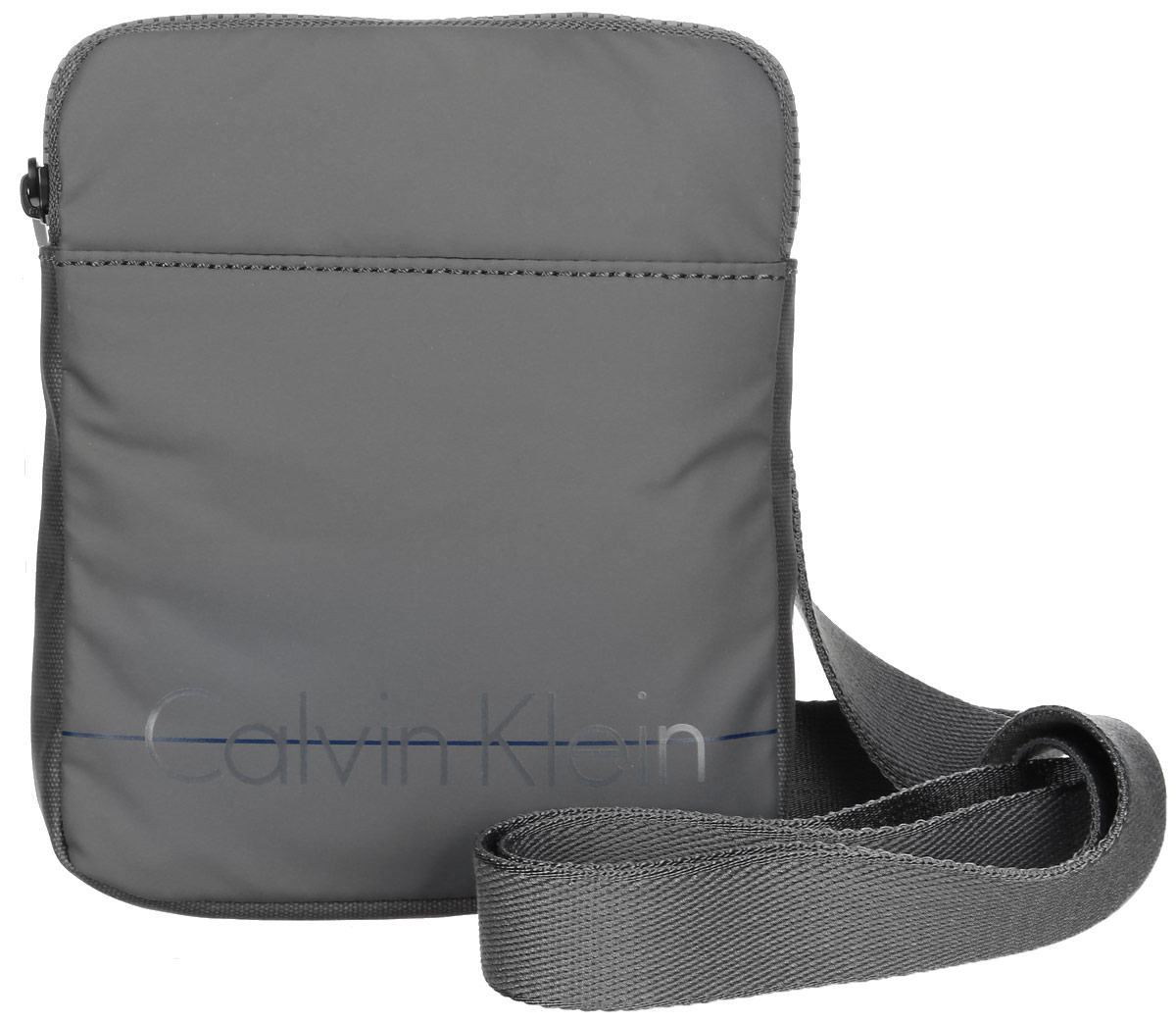 Сумка мужская Calvin Klein Jeans, цвет: серый. K50K502054_020RivaCase 8460 black Сумка мужская Calvin Klein Jeans, цвет: серый. K50K502054_020RivaCase 8460 blackСтильная сумка Calvin Klein Jeans выполнена из поливинилхлорида с добавлением хлопка и полиэстера, оформлена надписью с названием бренда. Изделие содержит одно отделение, которое закрывается на застежку-молнию. Спереди расположен один открытый накладной карман. Сумка оснащена плечевым ремнем регулируемой длины. В комплекте с изделием поставляется чехол для хранения.