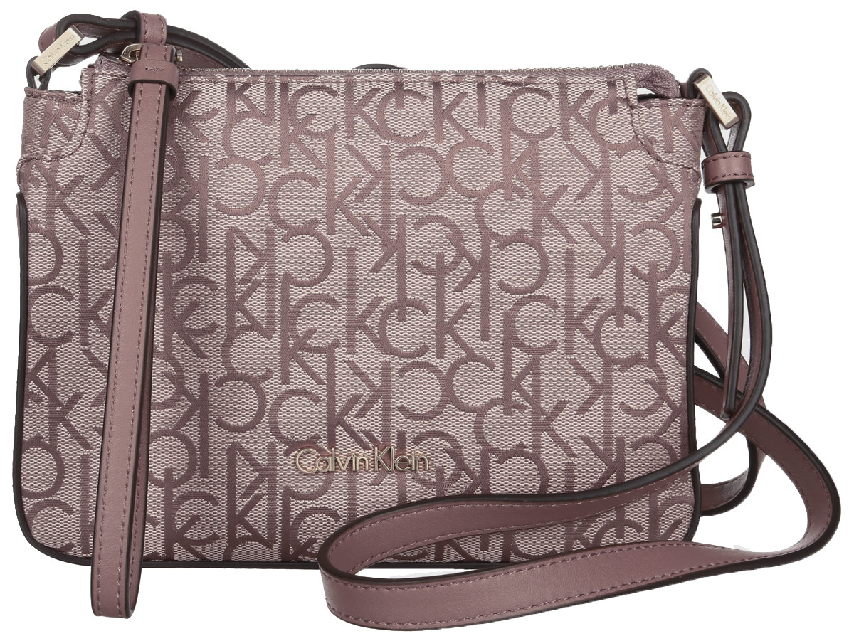 Сумка женская Calvin Klein Jeans, цвет: коричневый. K60K602204_227S76245 Сумка женская Calvin Klein Jeans, цвет: коричневый. K60K602204_227S76245Стильная сумка Calvin Klein Jeans не оставит вас равнодушным благодаря своему дизайну и практичности. Она изготовлена из полиуретана и полиэстера оформлена фирменным принтом. Лицевая сторона оформлена металлической пластинкой с названием бренда. Сумка оснащена удобным плечевым ремнем, длина которого регулируется с помощью пряжки. Изделие закрывается на удобную молнию. Внутри расположено вместительное отделение, которое содержит одиннакладной открытый карман для телефона и мелочей. В комплекте ремешок для запястья. Такая модная сумка подчеркнет ваш неповторимый образи займет достойное место в вашем гардеробе.