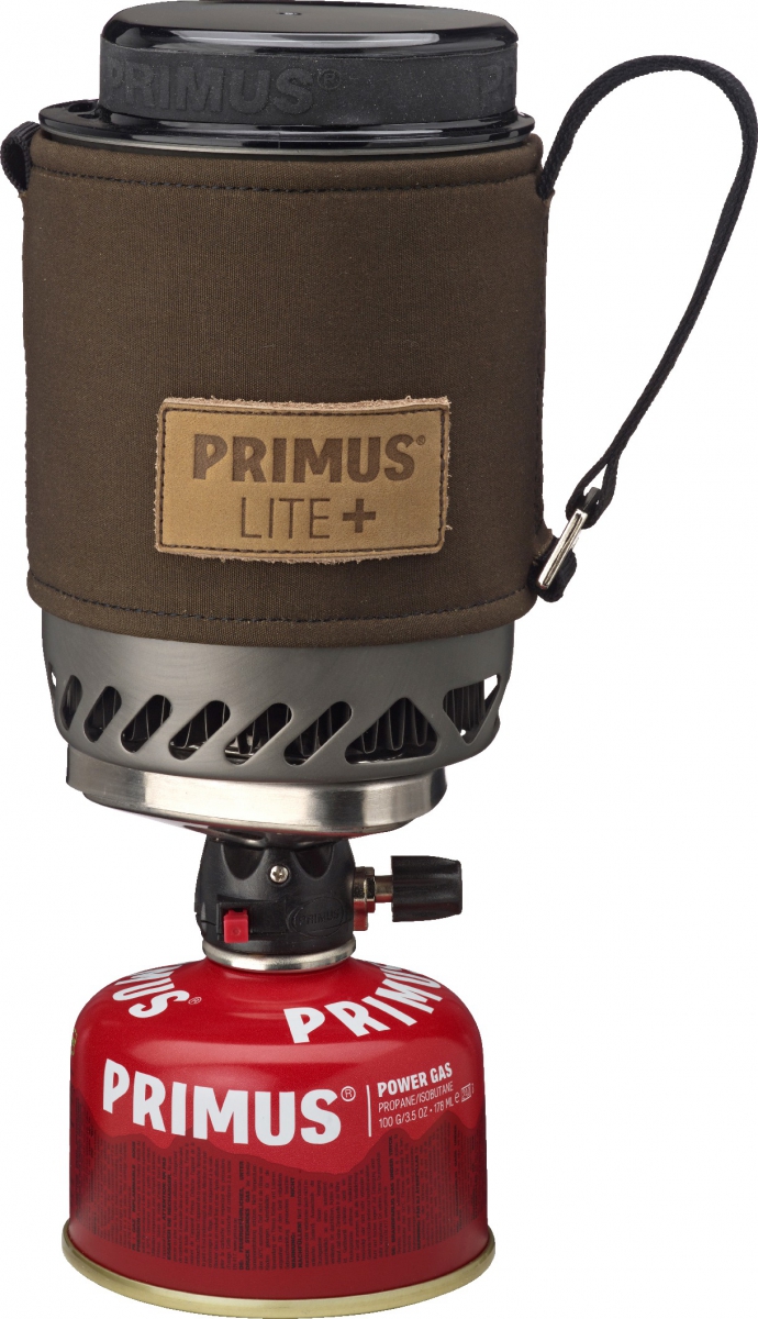Горелка газовая Primus Lite Plus Dark Olive, цвет: серый356010 Горелка газовая Primus Lite Plus Dark Olive, цвет: серый356010Компактная газовая система Primus Lite Plus Dark Olive для быстрого приготовления кипятка и пищи в походных условиях. Горелка и все аксессуары, в том числе газовый баллон 100 грамм, укладывается в 500 мл кастрюлю из закаленного анодированного алюминия. Модель Primus Lite Plus Dark Olive поставляется с новым термостойким рукавом из прочной войлока. Рукав оснащен лямками с помощью которых горелку можно подвесить в вертикальном положении. Крышка сокращает время приготовления пищи. Модель Primus Lite Plus Dark Olive устанавливает новый стандарт для компактных горелок.Уникальный механизм блокировки делает его очень простым в использовании. Благодаря ламинарному потоку газа Burner Technology уменьшаются затраты газа. Идеально подходит для соло поездки или кофе-брейка для двоих (дополнительно есть в продаже кофе пресс).В комплект входит подставка под газовый баллон для устойчивого положения на неровной поверхности. Газ не входит в комплект.Характеристики: Высота: 150 мм.Диаметр: 100 мм.Сезон: трехсезонная Мощность: 1500 Вт.Время закипания 0,5 л. воды:2:45 мин.Оптимально для: 1-2 чел.Пьезоподжиг: есть Вес: 390 гр.