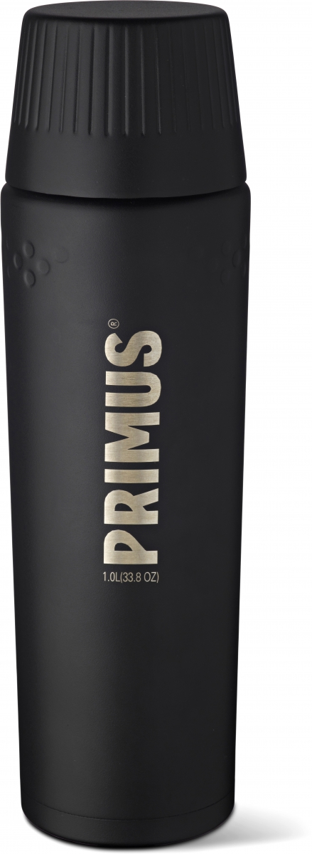 Термос Primus TrailBreak Vacuum Bottle, цвет: черный, 1 л737863 Термос Primus TrailBreak Vacuum Bottle, цвет: черный, 1 л737863Термос обладает двойными стенками и имеет вакуумную изоляцию. Изготовлен из высококачественной нержавеющей стали, что наделяет его очень прочным и износостойким корпусом. Термос отлично подходит для всевозможных приключений в экстремальных условиях, идеально подходит для альпинизма или пешего туризма.Крышка-чашка также имеет двойные стенки и выполнена из нержавеющей стали, чтобы сохранить напиток горячим или холодным долгое время. Большая горловина позволяет термос заполнить напитками и очистить. Если вы захотите пить прямо из термоса, в этом вам поможет запатентованная крышка с функцией ClickClose - просто поверните клапан! Стоит также отметить внешний вид термоса - он выполнен в строгом скандинавском стиле.Объем термоса: 1000 мл.