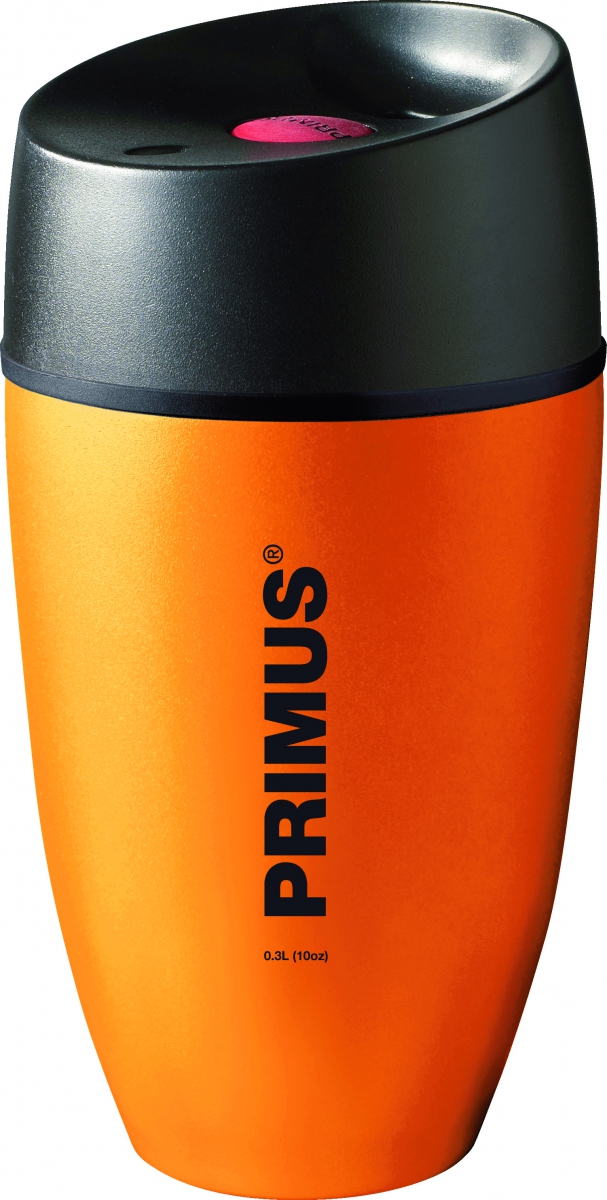 Термокружка Primus Commuter Mug, цвет: оранжевый, 300 мл737916 Термокружка Primus Commuter Mug, цвет: оранжевый, 300 мл737916На крышке термокружки расположены плотные силиконовые уплотнители, благодаря которым жидкость не проливается. Удобная герметичная крышка изготовлена из термостойкого пластика и имеет специальное отверстие для питья. Яркая кнопка выполняет функцию клапана: при одном нажатии кружка открыта и из нее можно пить, при следующем нажатии питьевое отверстие закрывается. Отвинчивающаяся крышка позволяет легко ухаживать за кружкой либо засыпать внутрь чай. Кружку удобно удерживать рукой. Кроме того, она отлично поместится в подставке для стаканов в салоне автомобиля.Объем кружки: 300 мл.