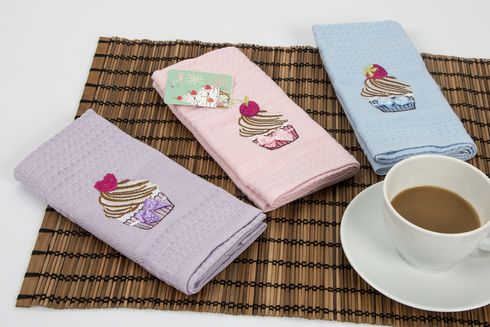 Набор кухонных салфеток Karna Cupcake, 40 х 60 см, 3 штVT-1520(SR) Набор кухонных салфеток Karna Cupcake, 40 х 60 см, 3 штVT-1520(SR)Набор Karna Cupcake, выполненный из 100% хлопка, состоит из 3 прямоугольных салфеток. Изделия гипоаллергенны, отлично впитывают влагу, быстро сохнут, сохраняют яркость цвета и не теряют форму даже после многократных стирок. Такие салфетки очень практичны и неприхотливы в уходе.