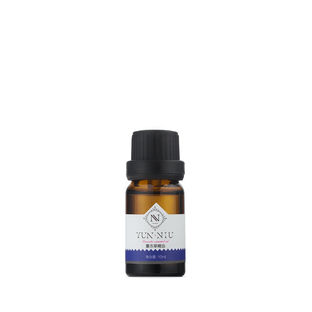 Лавандовое масло Yun-Niu (Lavander Essential Oil), 10 мл.FS-00897 Лавандовое масло Yun-Niu (Lavander Essential Oil), 10 мл.FS-00897Восстанавливающее и защищающее средство( масло). 10 млНазначение Лавандовое масло освежает, регенерирует, способствует глубокому обновлению и омоложению кожных покровов. После нанесения средств, в сочетании с маслом лаванды, мгновенно снимаются покраснения, отеки, шелушение, раздраженности, воспаления, приглушается зуд. Лаванда идеально подходит для специального ухода за поврежденной или сверхчувствительной кожей, проявляет удивительные тонизирующие свойства для усталой и дряблой кожи. Снимая не только воспалительную сыпь, но и препятствуя росту бактерий, масло лаванды при одновременном воздействии на уровень жировых выделений и нормализации обмена веществ идеально подходит для обработки проблемных участков кожи. При регулярном применении предотвращает образование рубцов и шрамов, пигментных пятен и изменение цвета кожи. Кроме того, лаванда великолепно подходит и для решения проблем с волосами, в частности поврежденной структуры, выпадения, перхоти и ломкости.Аромат лаванды нормализует функции нервной системы и применяется при бессоннице, неврозах и болезней нервного происхождения, общей слабости, повышенной утомляемости, упадке сил. Действие- Устраняет воспалительные процессы на коже лица- Ускоряет регенерацию и уменьшает морщины- Препятствует образованию жирного блеска и закупорки пор- Тонизирует усталую и дряблую кожу- Нормализуют функцию нервной системы, борется с бессонницей и неврозами- Восстанавливает структуру волос, эффективно против выпадения, перхоти и ломкостиРезультат? Подходит для жирной и чувствительной кожи ? Обладает бактерицидными, антисептическими свойствами. ? Снимает воспаление и успокаивает кожу ? Уменьшает морщины и регенерирует клетки кожи ? Эффективно борется с рубцами и пигментными пятнами ? Восстанавливает поврежденные волосы, эффективно против перхоти