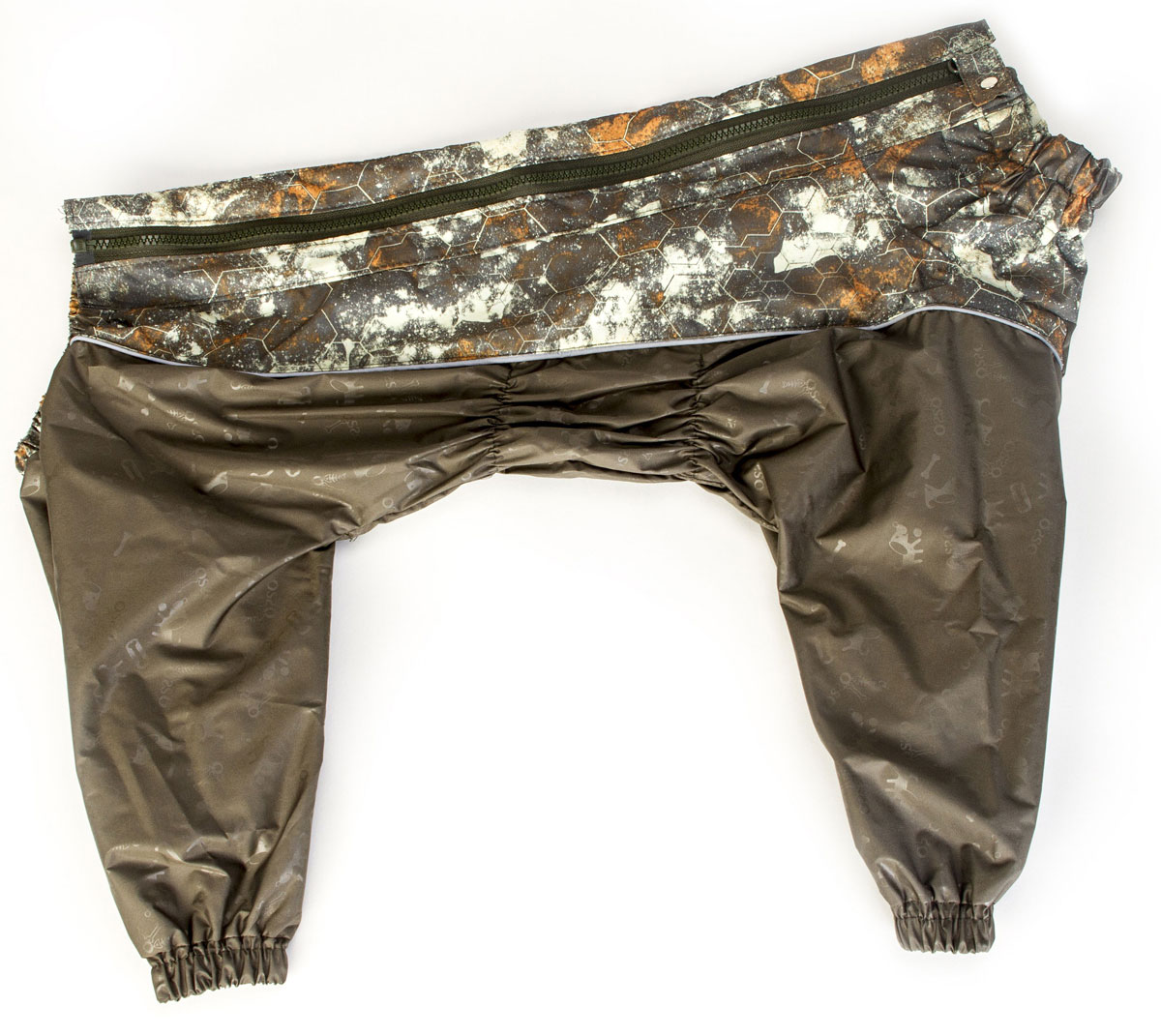 Комбинезон для собак OSSO Fashion, для мальчика, цвет: хаки. Размер 65К-1034-хаки-вставка Комбинезон для собак OSSO Fashion, для мальчика, цвет: хаки. Размер 65К-1034-хаки-вставкаКомбинезон для собак OSSO Fashion изготовлен из водоотталкивающей и ветрозащитной ткани (100% полиэстер). Предназначен для прогулок в межсезонье, в сырую погоду для защиты собаки от грязи и воды. В комбинезоне используется отделка со светоотражающим кантом и тракторная молния со светоотражающей полосой. Комбинезон для собак эргономичен, удобен, не сковывает движений собаки при беге, во время игры и при дрессировке. Комфортная посадка по корпусу достигается за счет резинок-утяжек под грудью и животом. На воротнике имеется кнопка для фиксации. От попадания воды и грязи внутрь комбинезона низ штанин также собран на резинку.Длина спинки: 65 см. Объем груди: 72-90 см.