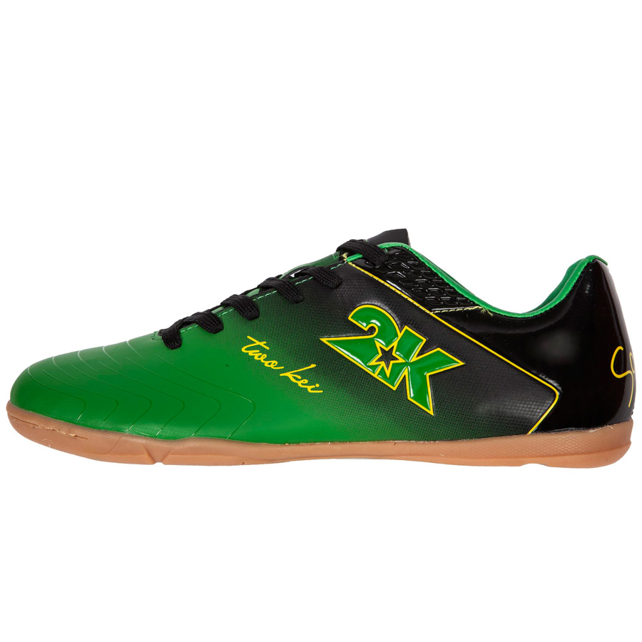 Бутсы для футзала 2K Sport Santos, цвет: зеленый, черный. Размер 39125418-green-black Бутсы для футзала 2K Sport Santos, цвет: зеленый, черный. Размер 39125418-green-blackСверхлегкие футзальные бутсы 2K Sport Santos выполнены из микрофибры по бесшовной технологии. Конструкция имеет твердый задник и пластиковую усилительную вставку (супинатор) для увеличения жесткости на кручение. Современная, тонкая, облегченная, эластичная подошва, конфигурация которой приближена к форме стопы, способствует комфорту и хорошей чувствительности при игре. Бутсы имеют эргономичную стельку.Микрофибра (микрополиуретан) на сегодняшний день является продуктом самых передовых технологий, используемых для изготовления футбольной обуви.В комплекте 2 пары шнурков разного цвета.