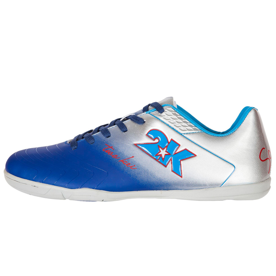 Бутсы для футзала 2K Sport Santos, цвет: темно-синий, серебристый. Размер 40125418-navy-silver Бутсы для футзала 2K Sport Santos, цвет: темно-синий, серебристый. Размер 40125418-navy-silverСверхлегкие футзальные бутсы 2K Sport Santos выполнены из микрофибры по бесшовной технологии. Конструкция имеет твердый задник и пластиковую усилительную вставку (супинатор) для увеличения жесткости на кручение. Современная, тонкая, облегченная, эластичная подошва, конфигурация которой приближена к форме стопы, способствует комфорту и хорошей чувствительности при игре. Бутсы имеют эргономичную стельку.Микрофибра (микрополиуретан) на сегодняшний день является продуктом самых передовых технологий, используемых для изготовления футбольной обуви.В комплекте 2 пары шнурков разного цвета.