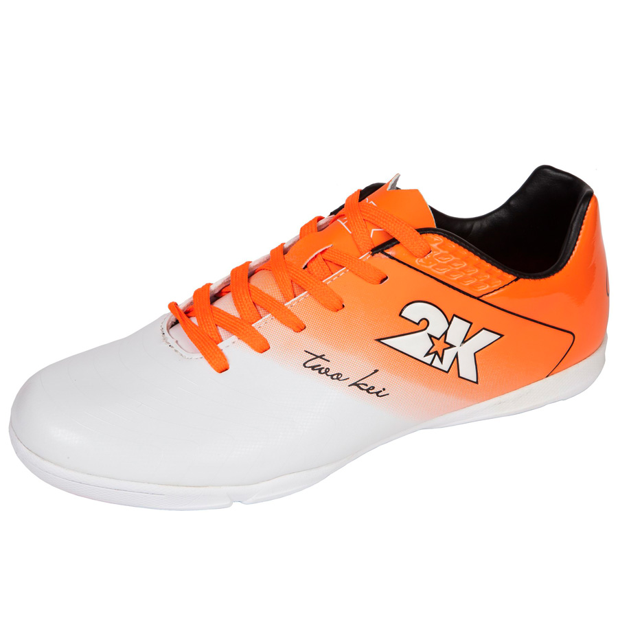 Бутсы для футзала 2K Sport Santos, цвет: белый, оранжевый. Размер 39125418-white-orange Бутсы для футзала 2K Sport Santos, цвет: белый, оранжевый. Размер 39125418-white-orangeСверхлегкие футзальные бутсы 2K Sport Santos выполнены из микрофибры по бесшовной технологии. Конструкция имеет твердый задник и пластиковую усилительную вставку (супинатор) для увеличения жесткости на кручение. Современная, тонкая, облегченная, эластичная подошва, конфигурация которой приближена к форме стопы, способствует комфорту и хорошей чувствительности при игре. Бутсы имеют эргономичную стельку.Микрофибра (микрополиуретан) на сегодняшний день является продуктом самых передовых технологий, используемых для изготовления футбольной обуви.В комплекте 2 пары шнурков разного цвета.