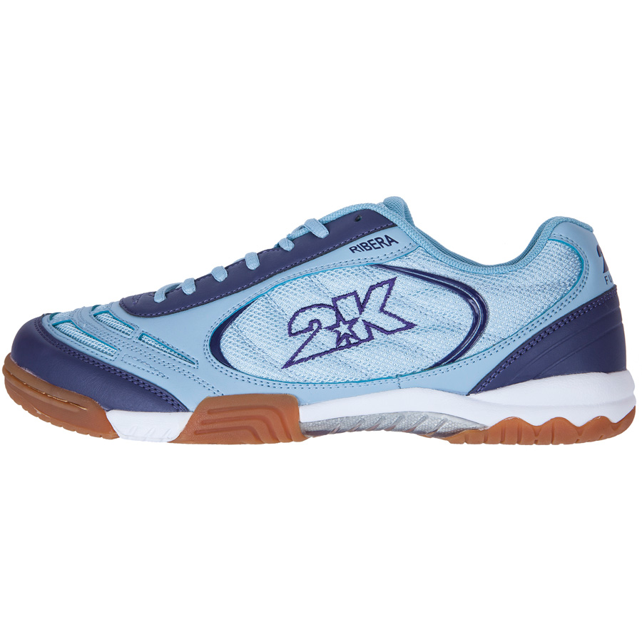 Кеды 2K Sport Ribera, цвет: голубой, темно-синий. Размер 40SUPEW.410.PS Кеды 2K Sport Ribera, цвет: голубой, темно-синий. Размер 40SUPEW.410.PSУниверсальные кеды серии 2K Sport Ribera выполнены из искусственной кожи и текстиля. Композитная подошва из резины и полимерного материала филон (phylon) обладает хорошей гибкостью и эластичностью в сочетании с износостойкостью. Мягкий и комфортный верх изготовлен из искусственной кожи и текстиля. Эргономичная стелька из ЭВА. Рельефная подошва препятствует скольжению.