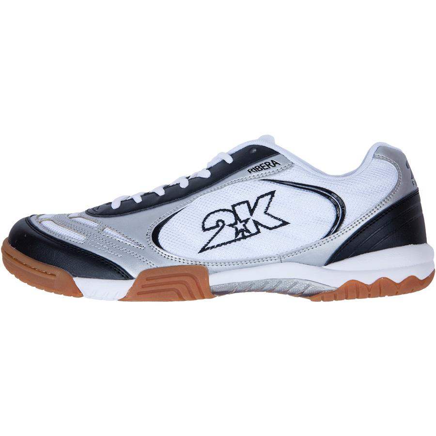 Кеды 2K Sport Ribera, цвет: белый, серебристый, черный. Размер 41125415-white-silver-black Кеды 2K Sport Ribera, цвет: белый, серебристый, черный. Размер 41125415-white-silver-blackУниверсальные кеды серии 2K Sport Ribera выполнены из искусственной кожи и текстиля. Композитная подошва из резины и полимерного материала филон (phylon) обладает хорошей гибкостью и эластичностью в сочетании с износостойкостью. Мягкий и комфортный верх изготовлен из искусственной кожи и текстиля. Эргономичная стелька из ЭВА. Рельефная подошва препятствует скольжению.