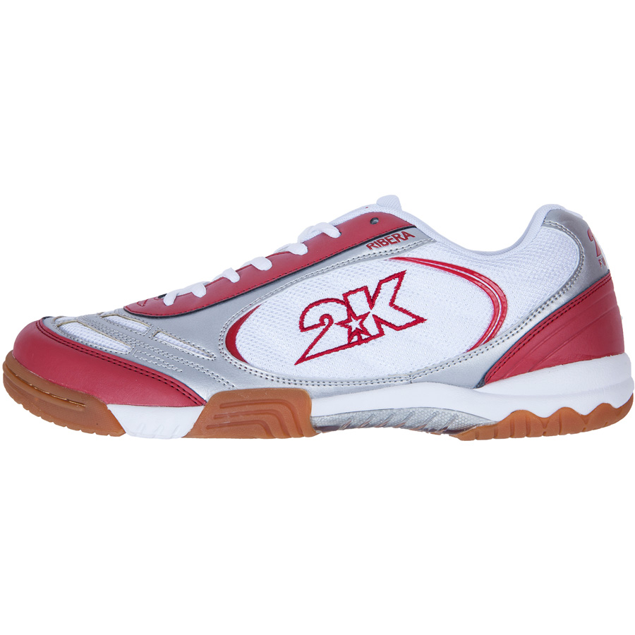 Кеды 2K Sport Ribera, цвет: белый, серебристый, красный. Размер 43125415-white-silver-red Кеды 2K Sport Ribera, цвет: белый, серебристый, красный. Размер 43125415-white-silver-redУниверсальные кеды серии 2K Sport Ribera выполнены из искусственной кожи и текстиля. Композитная подошва из резины и полимерного материала филон (phylon) обладает хорошей гибкостью и эластичностью в сочетании с износостойкостью. Мягкий и комфортный верх изготовлен из искусственной кожи и текстиля. Эргономичная стелька из ЭВА. Рельефная подошва препятствует скольжению.