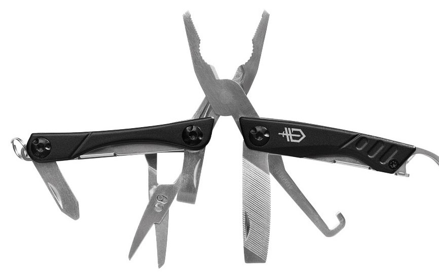Мультитул Gerber Dime Travel Bladeless30-001023 Мультитул Gerber Dime Travel Bladeless30-001023Модель Dime Travel — такой же качественный инструмент, как и прочие мультитулы бренда Gerber. Он располагает практичным набором функций и поможет вам во множестве ситуаций. Ключевая особенность такого инструмента — в отсутствии ножа, за счет чего с ним можно летать в самолетах.Dime Travel — компактный мультиинструмент в формате брелка. Чтобы носить его на ключах, предусмотрено наличие удобного колечка-подвеса. Сложенный мультитул имеет размер в длину всего 5,1 см. Этот параметр увеличивается до 10,2 см, когда инструмент открыт. Несмотря на такую компактность, мультитул действительно полезен в самых разных ситуациях. В том числе, Dime Travel имеет в своем распоряжении небольшие острогубцы (узкие плоскогубцы), которые в состоянии служить еще и кусачками или захватом для гаек. Кроме того, имеются ножницы, пилочка, две отвертки с наконечником разной формы, крючок и открывалка для бутылок. Кстати говоря, крестовую отвертку также можно использовать в качестве базу для сменных бит, которые можно приобрести отдельно, дабы расширить функциональность инструмента еще больше.Все инструменты, которые складываются внутрь ручек мультитула, фиксируются замком-лайнером. Поэтому работать с Dime Travel будет максимально безопасно. Удобно и то, что воспользоваться открывалкой можно, не открывая сам мультитул. Весит эта модель 62 грамм.Особенности:компактные габариты;возможность использовать в роли брелка;широкий набор инструментов;мультитул сделан из нержавеющей стали;отсутствие среди инструментов ножа;инструмент весит 62 грамм.Гарантия: Каждый покупатель мультитула Dime Travel, пользуется привилегиями пожизненной гарантии на этот инструмент, предусмотренной производителями.