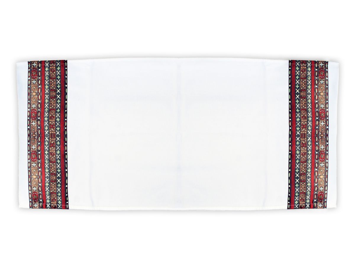 Рушник GiftnHome Этнический узор, 45 х 74 см204851/145 Рушник GiftnHome Этнический узор, 45 х 74 см204851/145Рушник GiftnHome Этнический узор изготовлен из натурального материала молескин - прочная хлопчатобумажная ткань, очень приятная и мягкая на ощупь. Декор выполнен из атласа (искусственный шелк).Рушник - это национальный предмет обыденного и ритуального назначения, который несет историю народной культуры и народного творчества славян, он наделяется семантикой пути, дороги, соединения, связывания. В обрядах выступает в качестве дара, оберега, покрывала, украшения, символа праздника, имеет знаковую, символическую и оповестительную функцию. Белый цвет, присущий рушнику, всегда ассоциировался с чистотой, очищением, сакральностью, добром, а, следовательно, защитой от всего дурного. Это придавало рушнику оттенок святости, делало его оберегом и символом удачи в любом деле. Рушники широко используются на свадьбе, при родах и крестинах, в календарных обрядах, в магии, медицине. Функционально рушник полностью применим как полотенце для рук или лица, для кухни или ванной комнаты.