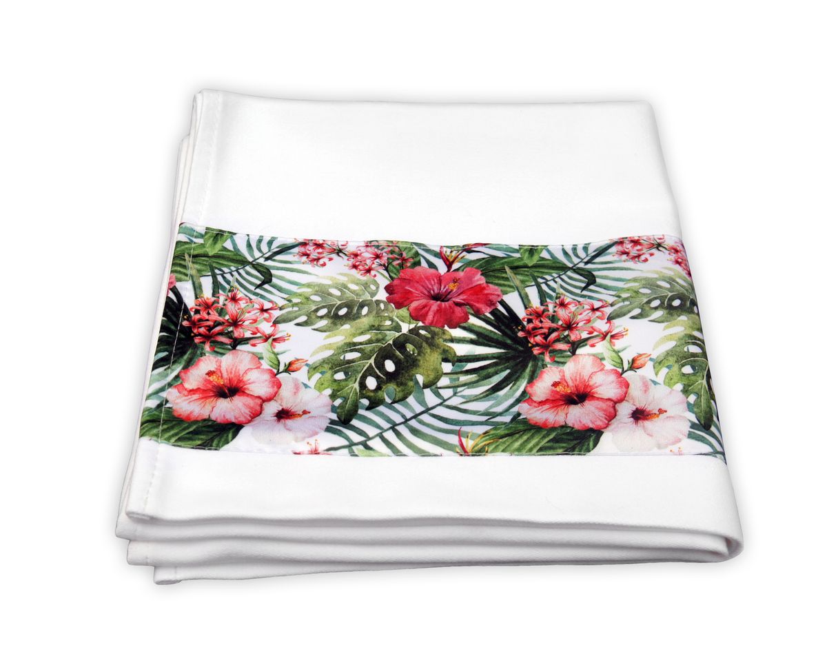 Рушник GiftnHome Тропики, 45 х 74 смSVC-300 Рушник GiftnHome Тропики, 45 х 74 смSVC-300Рушник GiftnHome Тропики изготовлен из натурального материала молескин - это прочная хлопчатобумажная ткань, очень приятная и мягкая на ощупь. Декор выполнен из атласа (искусственный шелк). Рушник - это национальный предмет обыденного и ритуального назначения, который несет историю народной культуры и народного творчества славян, он наделяется семантикой пути, дороги, соединения, связывания. В обрядах выступает в качестве дара, оберега, покрывала, украшения, символа праздника, имеет знаковую, символическую и оповестительную функцию. Белый цвет, присущий рушнику, всегда ассоциировался с чистотой, очищением, сакральностью, добром, а, следовательно, защитой от всего дурного. Это придавало рушнику оттенок святости, делало его оберегом и символом удачи в любом деле. Рушники широко используются на свадьбе, при родах и крестинах, в календарных обрядах, в магии, медицине. Функционально рушник полностью применим как полотенце для рук или лица, для кухни или ванной комнаты.