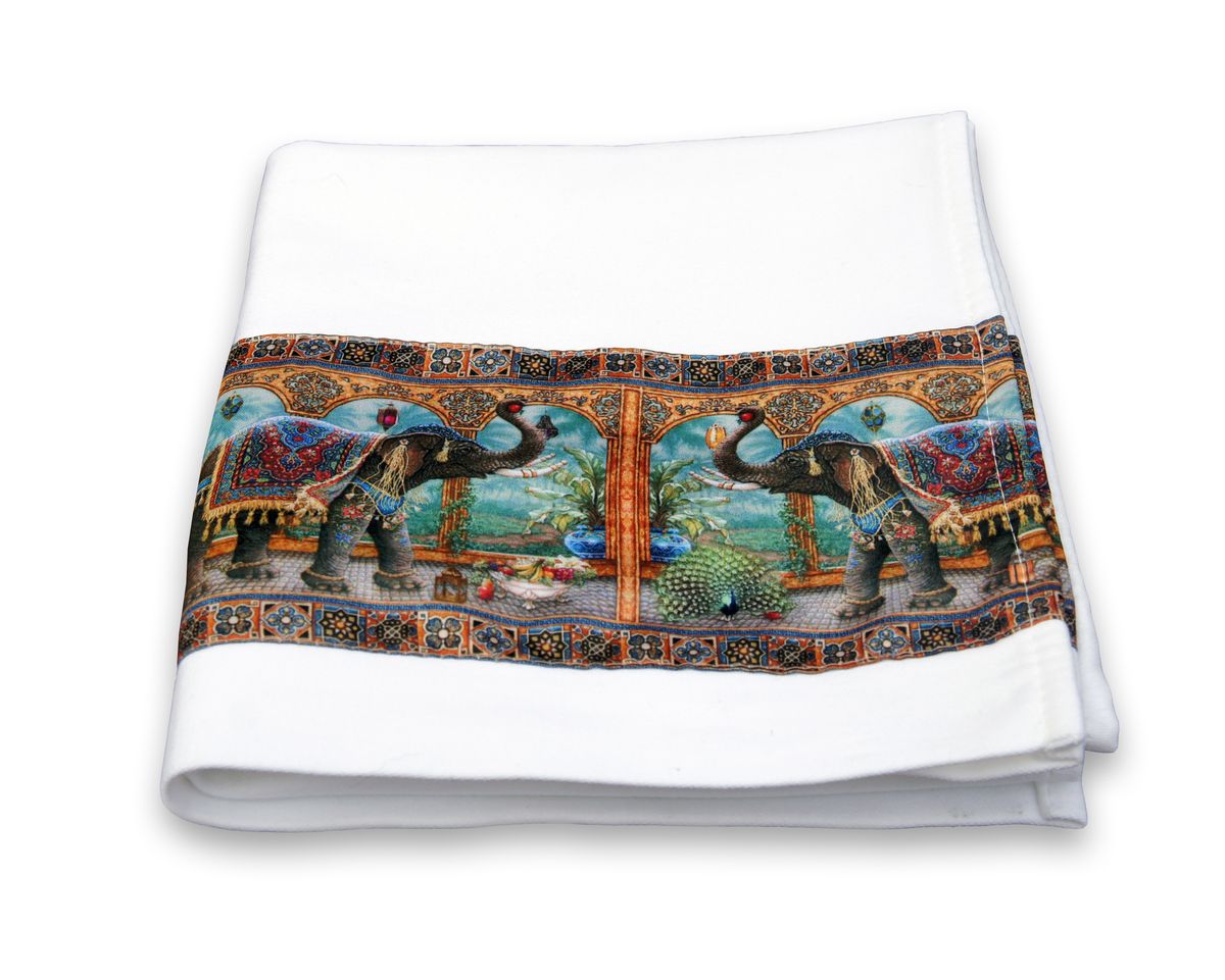 Рушник GiftnHome Марракеш, 45 х 74 смK100 Рушник GiftnHome Марракеш, 45 х 74 смK100Рушник GiftnHome Марракеш изготовлен из натурального материала молескин - это прочная хлопчатобумажная ткань, очень приятная и мягкая на ощупь. Декор выполнен из атласа (искусственный шелк). Рушник - это национальный предмет обыденного и ритуального назначения, который несет историю народной культуры и народного творчества славян, он наделяется семантикой пути, дороги, соединения, связывания. В обрядах выступает в качестве дара, оберега, покрывала, украшения, символа праздника, имеет знаковую, символическую и оповестительную функцию. Белый цвет, присущий рушнику, всегда ассоциировался с чистотой, очищением, сакральностью, добром, а, следовательно, защитой от всего дурного. Это придавало рушнику оттенок святости, делало его оберегом и символом удачи в любом деле. Рушники широко используются на свадьбе, при родах и крестинах, в календарных обрядах, в магии, медицине. Функционально рушник полностью применим как полотенце для рук или лица, для кухни или ванной комнаты.