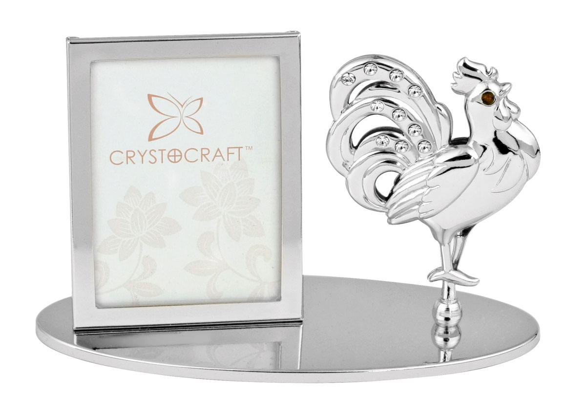 Фоторамка Crystocraft Петух, цвет: серебристыйRG-D31S Фоторамка Crystocraft Петух, цвет: серебристыйRG-D31SФоторамка Crystocraft Петух выполнена из высококачественной стали с использованием кристаллов Swarovski белого цвета. Оригинальная композиция серебристого цвета выполнена в виде прямоугольной фоторамки и фигурки петуха на овальной подставке. Фоторамка Crystocraft Петух подчеркнет ваше безупречное чувство красоты и стиля, а также станет приятным подарком вашим друзьям и близким.Материал: сталь, кристаллы Swarovski.
