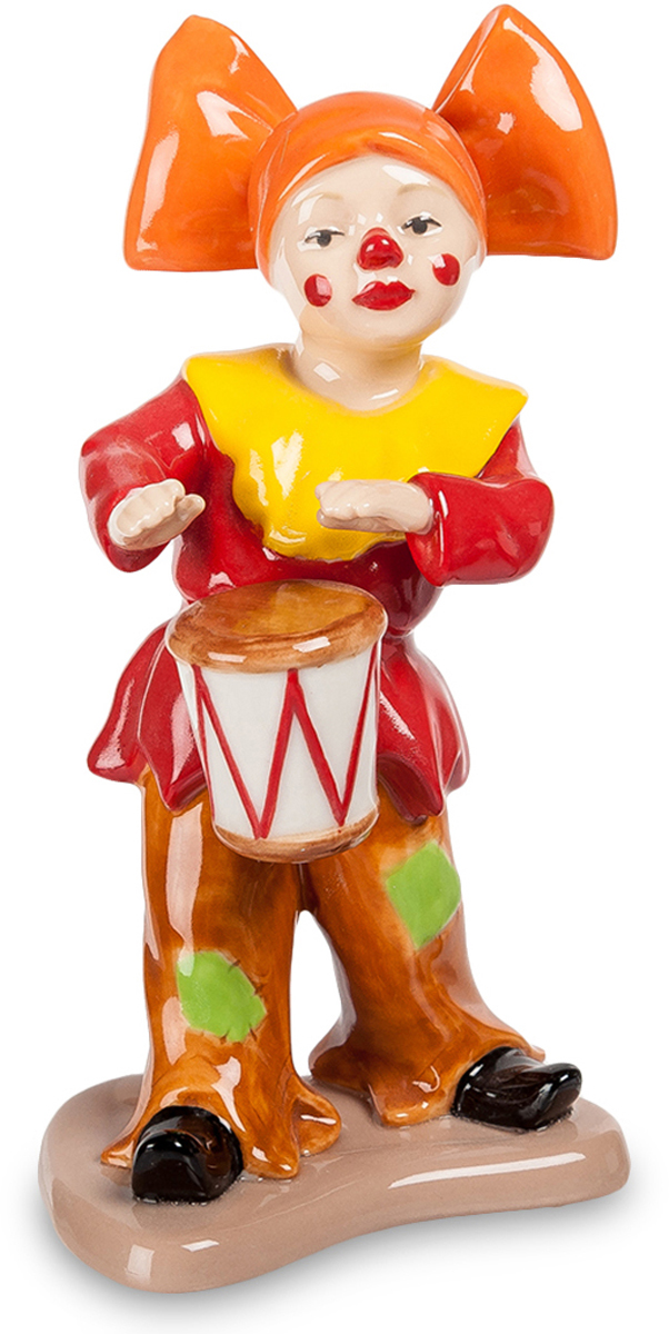 Фигурка Pavone Клоун. CMS-23/4425051 7_желтый Фигурка Pavone Клоун. CMS-23/4425051 7_желтыйФигурка Клоун (Pavone) Эта фарфоровая фигурка изображает клоуна. Он предельно ярко одет – красная куртка с ярко-желтым воротником, коричневые длинные штаны с зеленями заплатами. На голове у артиста – оранжевая шапочка с огромным бантом, лицо раскрашено в традиционной клоунской манере: красным намечены кубы, щеки и кончик носа. На поясе у клоуна висит небольшой барабан, в который он активно колотит руками, отбивая ритм какой-то мелодии. Вид самого веселого из цирковых артистов вызывает улыбку, хотя взгляд у него вовсе не веселый. Кто может угадать, что на самом деле у клоуна на душе? А, может, эта грусть нужна по плану номера и через секунду он уже будет до ушей улыбаться, веселя всех вокруг.