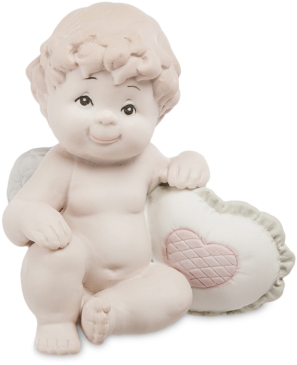 Фигурка Pavone Ангелочек. JP-48/25THN132N Фигурка Pavone Ангелочек. JP-48/25THN132NФигурка Ангелочек бисквит (Pavone)Фигурка Ангелочек, сделанная из бисквитного фарфора, изображает маленького мальчика с белыми крыльями. Он слишком мал и еще не успел превратиться в Амура, ранящего сердца людей стрелами любви, но уже изучает человеческую анатомию: под его правой рукой – подушечка в форме сердца, украшенная розовым сердечком в центре.У мальчика кудрявые волосы, проницательные черные глаза и радостная улыбка на устах. Он изображен в сидячей позе, в которой часто можно увидеть маленьких детей. Наивное выражение лица ребенка многим напомнит о собственных детях, которые также вели себя по-ангельски в раннем детстве.Ангелочка можно подарить молодой маме, бабушке, а также собственным родителям. Фигурка будет лучше всего смотреться в спальне, но ее можно разместить и в других комнатах, обставленных светлой мебелью в пастельных тонах.