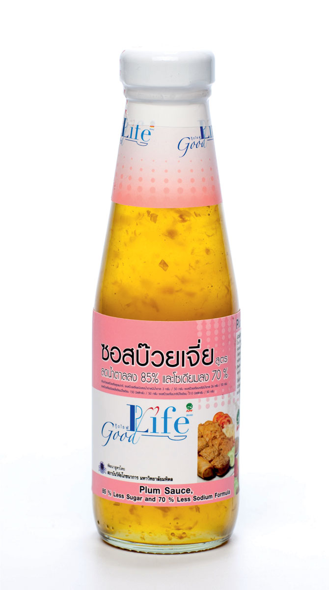 Good Life сливовый соус, 200 мл0120710 Good Life сливовый соус, 200 мл0120710Имеет приятный кисло-сладкий вкус. Для изготовлении соуса используются отборные сливы королевского сорта Doi Kham. Используется в качестве соуса или маринада к различным блюдам, а также в качестве соуса-дип. Cодержит на 70% меньше соли и на 85% меньше сахара по сравнению с аналогами. Рекомендован людям, вынужденным ограничивать себя в потреблении сахара.