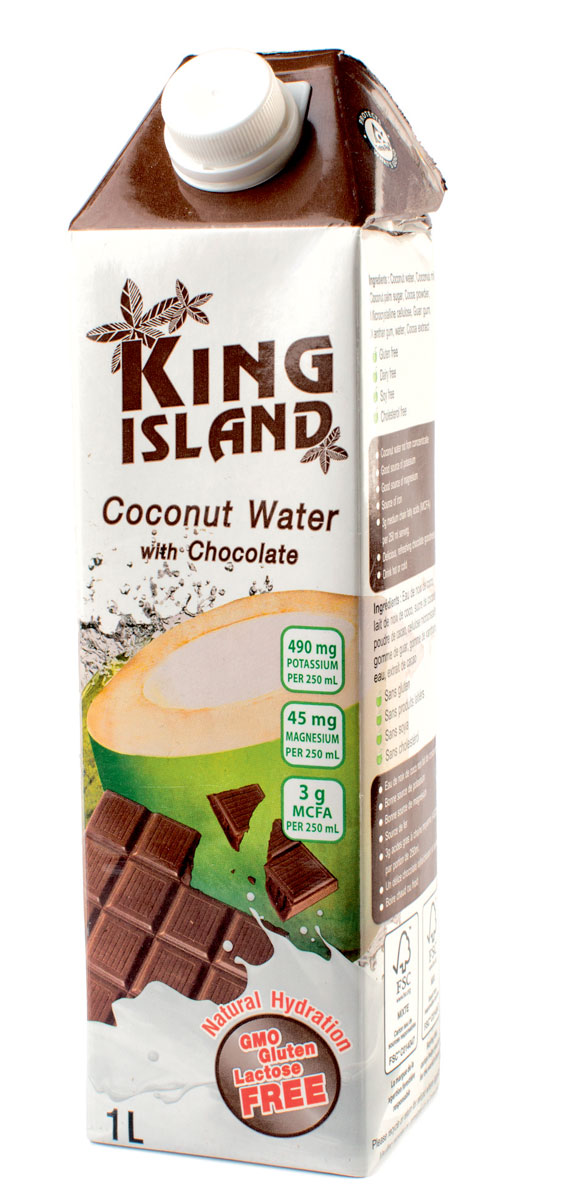 King Island шоколадный напиток, 1 л52967 King Island шоколадный напиток, 1 л52967Натуральный микс кокосового молока и кокосовой воды.Этот напиток обладает не только замечательным мягким вкусом. Он вобрал в себя все лучшее, что может дать кокосовый орех. Лауриновая кислота, содержащаяся в кокосе, стабилизирует уровень холестерина в крови, снижая риск возникновения атеросклероза и сердечно-сосудистых заболеваний, а также является антибактериальным, антимикробным, антивирусным и антигрибковым средством.Жиры кокосового молока состоят из средних жирных кислот – триглицеридов, что помогает жиру быстро перерабатываться в энергию, не откладываясь в организме.Кокосовая вода – натуральный изотонический напиток. Утоляет жажду, восстанавливает водный баланс в организме, избавляет от инфекций мочевого пузыря. Она низкокалорийна, способствует нормализации уровня сахара в крови. Натуральный источник минералов: натрий, кальций, железо, магний, фосфор, медь, калий, селен, марганец, цинк, глюкоза. Содержит витамины: С, В-6,В-12, рибофлавин, ниацин, тиамин, пиридоксин, холин, фолаты.Продукт приготовлен и упакован с помощью методаультрапастеризациии не содержит консервантов.