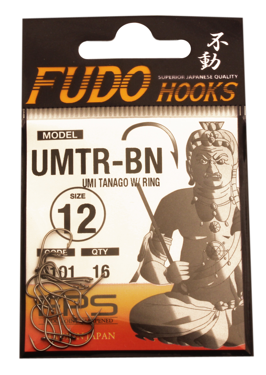 Крючок Fudo Umi Tanago W/Ring, №12 BN (3101), 16 шт8225 Крючок Fudo Umi Tanago W/Ring, №12 BN (3101), 16 шт8225Рыболовные крючки FUDO, производства Японии, являют собой сочетание лучших материалов , лучших технологий и наилучших человеческих навыков. Основными характеристиками крючков являются : 1 ) оптимальная форма -с точки зрения максимального улова. 2) Экстремальный заточка крюка , которая сохраняется при длительной ловле. 3) Отличная эластичность, что позволяет им противостоять деформации. 4) Общая коррозионная стойкость в процессе производства , благодаря нескольким патентам в области металлургии и производства техники. Сталь с управляемым содержания углерода -это те материалы, которые применяются в производстве крючков. Эти материалы, в виде калиброванной проволоки ,изготавливаются исключительно для инжиниринговой службы FUDO . После чего, крючок подвергается двум различным методом для заточки : механическим и химическим. Во время заточки, уровень остроты контролируется онлайн , что в итоге приводит к идеальному повторению всей серии. Прочность крючка реализуется через печи , где система компьютерной помощи регулирования температуры , позволяет достичь точности в производстве в 0,01 градуса по Цельсию, и времени обработки с точностью 0, 001 секунды. В результате крючки FUDO получаются абсолютно закаленными , что позволяет добиться отличного результата по твердости и эластичность, а также все модели крючков обладают анти коррозионным покрытием. Место крепления крюка с леской, выполненно в виде колечка.