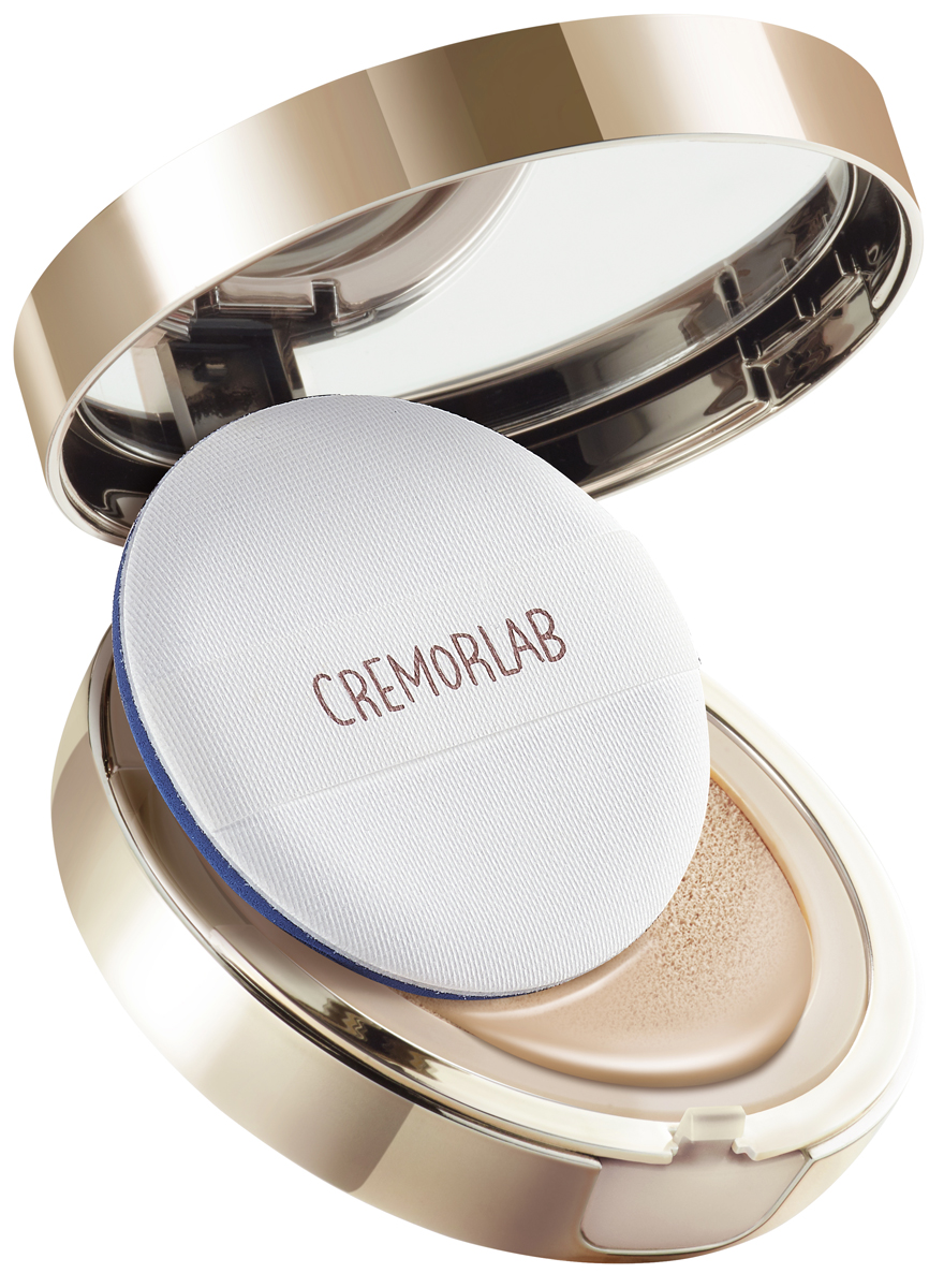 Cremorlab Eau Thermale Serum Cushon 23 / Кушон - Омолаживающий тональный флюид с сывороткой из ягод женьшеня #2300001313 Cremorlab Eau Thermale Serum Cushon 23 / Кушон - Омолаживающий тональный флюид с сывороткой из ягод женьшеня #2300001313Легкий тональный флюид которым пропитана губка подушечка обеспечивает стойкое невесомое покрытие и обладает уникальными уходовыми и антивозрастными свойствами. Средство выравнивает тон кожи, матирует, сокращает глубину морщин и пор, снимает покраснения, избавляет от тусклого цвета лица, а также защищает кожу от негативного воздействия окружающей среды. Высокая концентрация комплекса из сыворотки из ягод женьшеня, растительных стволовых клеток, пентавитина и уникальной минеральной воды - в составе кушона - улучшает упругость кожи, глубоко и пролонгировано увлажняет, защищает от чрезмерного испарения влаги, нейтрализует действие свободных радикалов. Объёмный 3-х слойный полиуретановый спонж с антибактериальной защитой идеально распределяет средство по текстуре кожи. Защищает от воздействия UV лучей ( SPF 50+).1 упаковка содержит: Основной кушон 15 мл.; рефил 15 мл.(сменный блок)