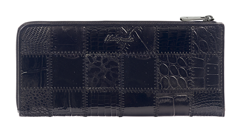 Кошелек Malgrado, цвет: черный. 76002A-239AW16-11128_323 Кошелек Malgrado, цвет: черный. 76002A-239AW16-11128_323Стильный и модный клатч Malgrado изготовлен из натуральной кожи черного цвета с комбинированным тиснением и застегивается на молнию. Клатч имеет два отделения для купюр, карман на молнии и два горизонтальных кармана для бумаг. Внутри также расположены двенадцать отделений для дисконтных карт, визиток и кредиток. Снаружи, на оборотной стороне расположен карман на молнии.Такая модель клатча очень актуальна в этом сезоне.Клатч упакован в коробку из плотного картона с логотипом фирмы. Характеристики:Материал: натуральная кожа, текстиль, металл. Размер клатча: 19,5 см х 10 см х 2 см. Цвет: черный. Размер упаковки: 23 см х 13 см х 4,5 см. Артикул: 76002A-239A Black.