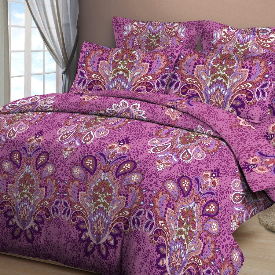 Комплект белья Letto, 1,5-спальный, наволочки 70х70, цвет: бордовый. B132-3CA-3505 Комплект белья Letto, 1,5-спальный, наволочки 70х70, цвет: бордовый. B132-3CA-3505Серия Letto Традиция выполнена из классической российской бязи, привычной для большинства российских покупательниц. Ткань плотная (125гр/м), используются современные устойчивые красители. Традиционная российская бязь выгодно отличается от импортных аналогов по цене, при том, что сама ткань и толще, меньше сминается и служит намного дольше. Рекомендуется перед первым использованием постирать, но не пересушивать. Применение кондиционера при стирке сделает такое постельное белье мягче и комфортней. Пододеяльник на молнии. Обращаем внимание, что расцветка наволочек может отличаться от представленной на фото.
