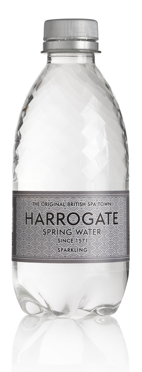 Harrogate вода минеральная газированная, 330 мл5060042350124 Harrogate вода минеральная газированная, 330 мл5060042350124Город Харрогейт, находящийся на юго- востоке графства Йоркшир, всегда был известен своими природными минеральными источниками. Первые упоминания о королевском источнике воды Harrogate встречаются уже в XIV веке. Дегустация и тестирование образцов воды были впервые проведены в конце XVI века Тимоти Брайтом, личным врачом королевы Великобритании Елизаветы.
