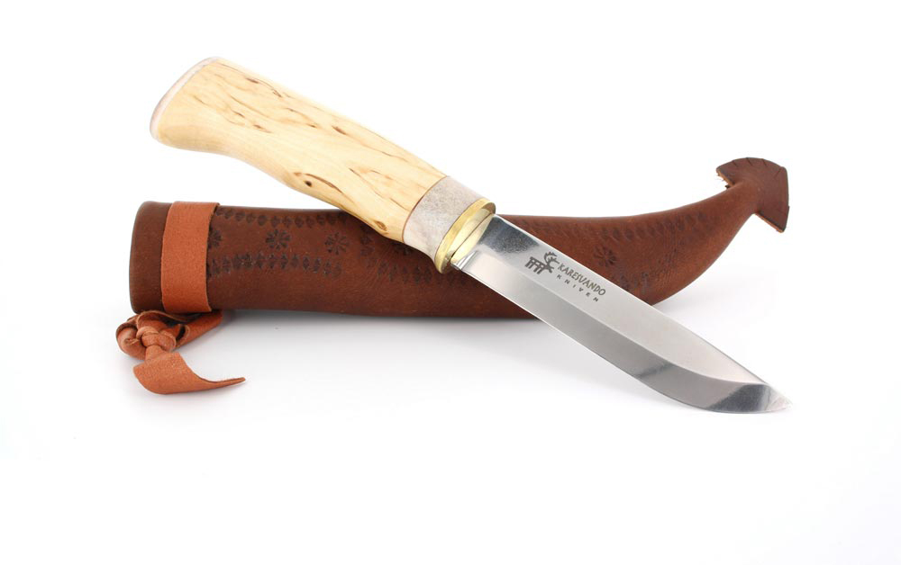 Нож Karesuando Fox, цвет: бежевый, длина клинка 9,8 см. KR/3516KR/3516 Нож Karesuando Fox, цвет: бежевый, длина клинка 9,8 см. KR/3516KR/3516Нож Karesuando Fox создан специально для охотников-эстетов, которым помимо всех основных характеристик важен и внешний вид. Karesuando Fox 3516 получился внешне очень светлым и изящным, за счет чего просто невозможно не обратить на него внимание. Взяв нож в руку, вы будете в восторге от теплоты, удобства и легкости этого “лиса”. Клинок ножа производится из нержавеющей стали оптимальной степени закалки, что позволяет ему долго сохранять режущую кромку в рабочем состоянии, обеспечивая отличный рез. Заточка Karesuando Fox также не принесет особых хлопот владельцу как при заточке на камнях, так и на электроточилке. Рукоять ножа выполнена из массива карельской березы и гармонично сочетается со светлой вставкой из рога оленя. Ножны, которыми комплектуется нож, выполнены из натуральной кожи с подвесом на ремень, что обеспечивает удобство и комфорт ношения и хранения всех ножей Каресуандо.Общая длина ножа: 20,6 см.Длина клинка: 9,8 см.Толщина клинка: 3,3 мм.длина рукояти: 10,7 см.Толщина рукояти: 2,2 см.