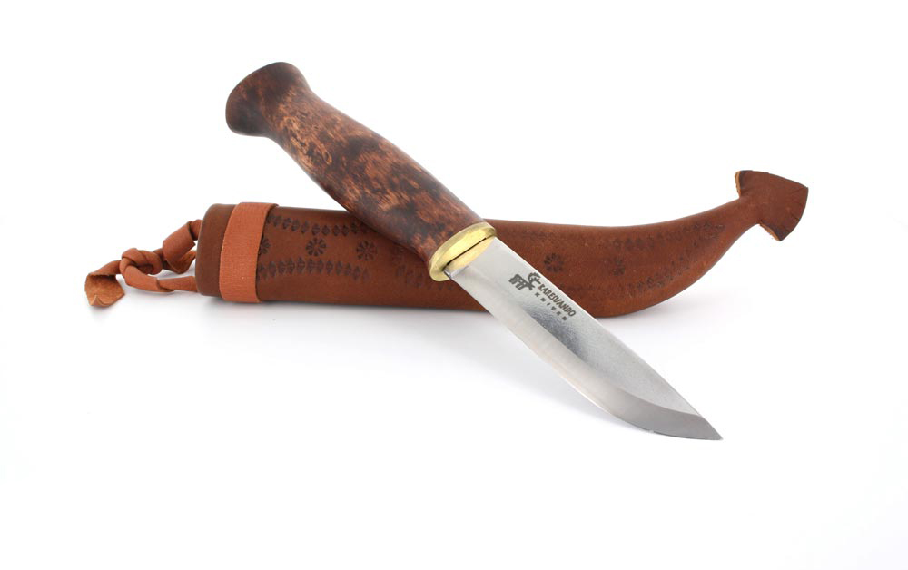 Нож Karesuando Eagle, цвет: коричневый, длина клинка 10 см. KR/3520KR/3520 Нож Karesuando Eagle, цвет: коричневый, длина клинка 10 см. KR/3520KR/3520Мастера компании изготавливают клинки ножей «Каресуандо» из нержавеющей стали, высокоуглеродистой стали, современной порошковой стали и высококачественного дамаска. Рукояти ножей изготавливаются из местной карельской березы. Многие модели имеют дополнительные элементы в виде вставок из рога северного оленя и бронзы (больстер, гарда, навершие). Все изделия комплектуются качественными ножнами из натуральной кожи.Скандинавские ножи от Karesuando — это яркий пример качественных режущих инструментов, готовых к самым жестким работам. Режущие кромки ножей с клинками из нержавеющей стали имеют твердость не ниже 57 единиц по шкале Роквелла. Такие клинки остаются острыми длительное время, даже при весьма жестком применении. Режущие кромки лезвий из углеродистой стали, порошковой стали и дамаска имеют более высокую твердость.Ножи с клинками из порошковой стали и дамаска используются в линейках ножей класса премиум. Предприятие предлагает своим клиентам не только добротные и функциональные режущие инструменты, но и изысканные ножи, достойные места в коллекции ножемана.Предприятие Karesuando для ножей премиум сегмента использует клинки из многослойной стали Damasteel, одной из лучших дамасских сталей в мире. Для клинков ножей используется нержавеющий дамаск в 120–160 слоев.Общая длина ножа: 21,7 см.Длина клинка: 10 см.Толщина клинка: 2,4 мм.Длина рукояти: 11,7 см.Толщина рукояти: 2 см.