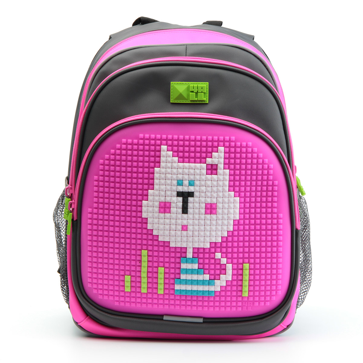 4ALL Рюкзак Kids цвет серый розовый72523WD 4ALL Рюкзак Kids цвет серый розовый72523WDРюкзак 4ALL - это одновременно яркий, функциональный школьный аксессуар и площадка длясамовыражения. Уникальные рюкзаки Kids имеют гипоаллергенную силиконовую панель иразноцветные мозаичные биты, с помощью которых на рюкзаке можно создавать графическиешедевры хоть каждый день!Модель выполнена из полиэстера с водоотталкивающейпропиткой. Рюкзак имеет 2 отделения, снаружи расположены 3 кармана (передний - на молнии,боковые - сетчатые). Система Air Comfort System обеспечивает свободную циркуляцию воздухамежду задней стенкой рюкзака и спиной ребенка. Система Ergo System служит равномерномураспределению нагрузки на спину ребенка, сохранению правильной осанки. Она способна сделатьрюкзак, наполненный учебниками, легким.Ортопедическая спинка как корсет поддерживаетпозвоночник, правильно распределяя нагрузку. Простая и удобная конструкция спины и лямокпозволяет использовать рюкзак даже деткам от 3-х лет.Светоотражающие вставки отвечаютза безопасность ребенка в темное время суток.В комплекте 1 упаковка разноцветныхпикселей-битов и инструкция для создания базовой картинки. Работа с мелкимибитами позволяет дополнительно развивать мелкую моторику рук малыша.