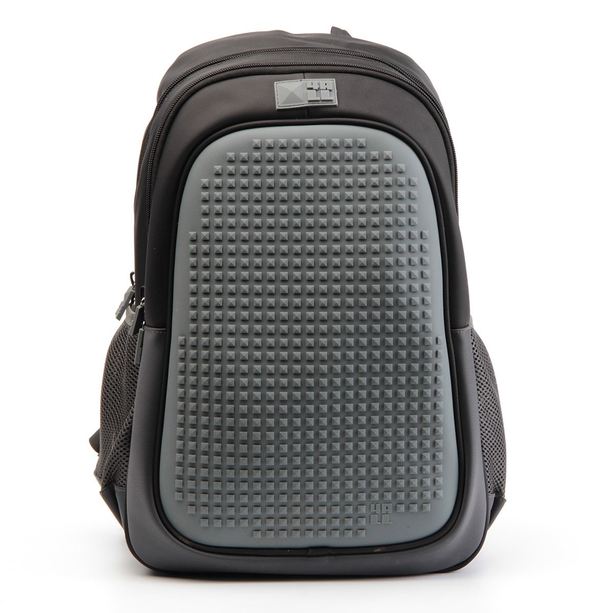 4ALL Рюкзак Case цвет черный72523WD 4ALL Рюкзак Case цвет черный72523WDРюкзак 4ALL - это одновременно яркий, функциональный школьный аксессуар и площадка длясамовыражения. Уникальные рюкзаки Case имеют гипоаллергенную силиконовую панель иразноцветные мозаичные биты, с помощью которых на рюкзаке можно создавать графическиешедевры хоть каждый день!Модель выполнена из полиэстера с водоотталкивающейпропиткой. Рюкзак имеет 2 отделения, снаружи расположены 2 боковых сетчатых кармана.Система Air Comfort System обеспечивает свободную циркуляцию воздухамежду задней стенкой рюкзака и спиной ребенка. Система Ergo System служит равномерномураспределению нагрузки на спину ребенка, сохранению правильной осанки. Она способна сделатьрюкзак, наполненный учебниками, легким.Ортопедическая спинка как корсет поддерживаетпозвоночник, правильно распределяя нагрузку. Простая и удобная конструкция спины и лямокпозволяет использовать рюкзак даже деткам от 3-х лет.Светоотражающие вставки отвечаютза безопасность ребенка в темное время суток.В комплекте 1 упаковка пикселей-битов 4-х цветов (200 штук) и инструкция для создания базовой картинки.