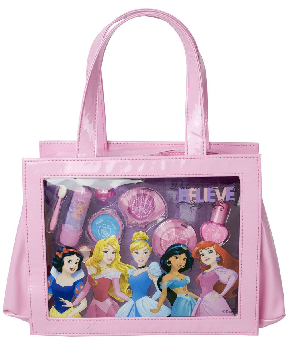 Markwins Игровой набор детской декоративной косметики Princess 96040511301210 Markwins Игровой набор детской декоративной косметики Princess 96040511301210С набором декоративной косметики Markwins Princess девочка сможет почувствовать себя настоящей принцессой!В набор входит все самое необходимое для создания яркого, эффектного образа. Косметика на водной основе - а значит, быстро и легко смывается. Упаковка выполнена в виде гламурной розовой сумочки и декорирована изображением героинь мультфильмов Дисней - Белоснежки, Рапунцель, Белль, Жасмин и Авроры.Детская косметика Markwins создана с соблюдением самых высоких европейских стандартов безопасности. Продукция не содержит парабенов, метилизотиазолинона, пальмового масла. Предназначена для детей от 7 лет. Несмотря на высокое качество продукции и ее общую гипоаллергенность, производитель рекомендует проверить индивидуальную реакцию на косметику перед ее использованием. Просто нанесите на кожу немного косметики и подержите 30-60 минут. Если на коже появится покраснение, следует прекратить использование продукции. Эта аллергическая реакция проявляется очень редко и зависит от индивидуальных особенностей организма.Условия хранения: хранить при температуре от +5 до +25 градусов; не допускать попадания прямых солнечных лучей.
