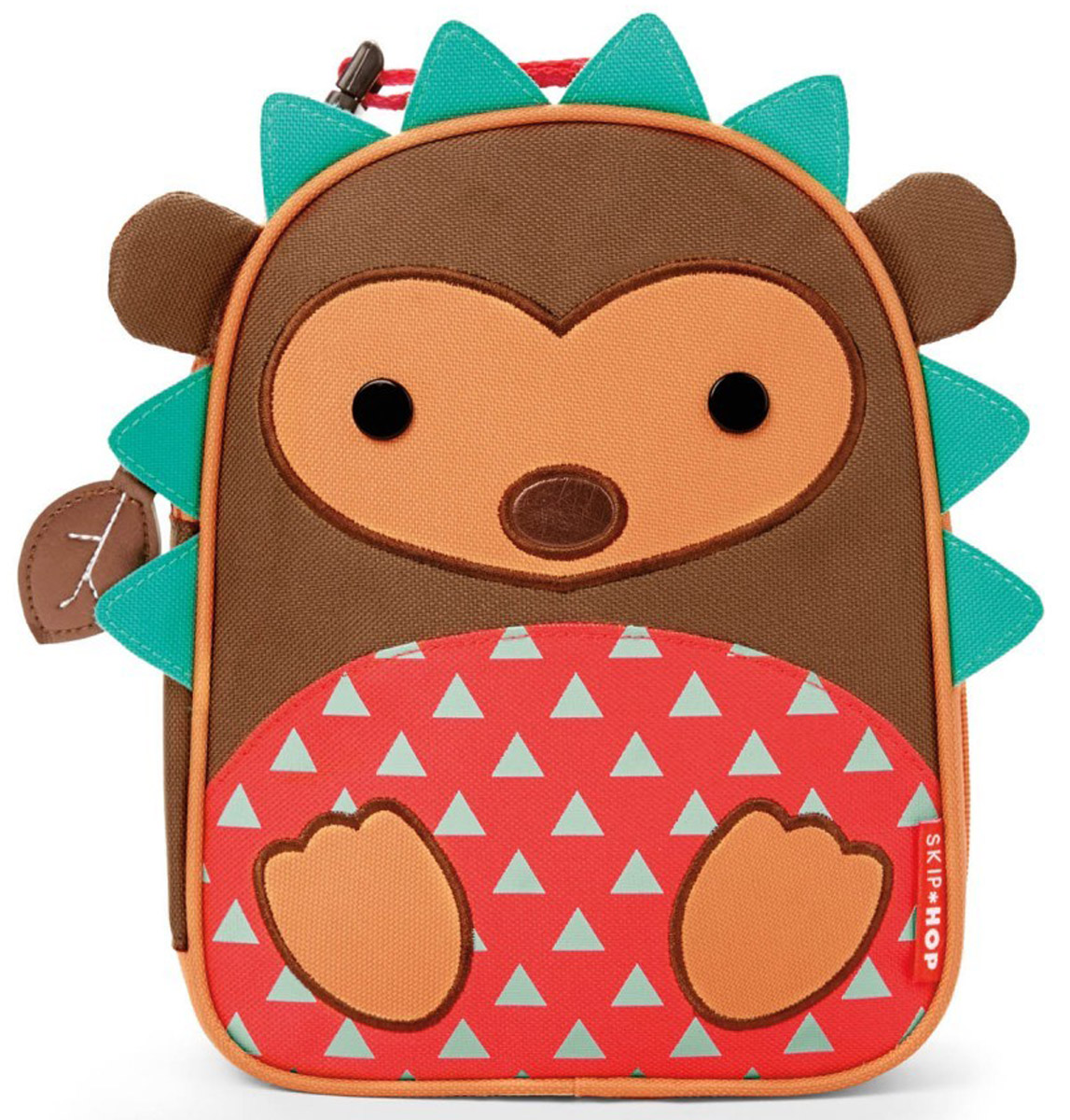 Skip Hop Сумка ланч-бокс детская ЕжикVT-1520(SR) Skip Hop Сумка ланч-бокс детская ЕжикVT-1520(SR)Превосходный ланч-бокс Skip Hop Ежик отлично сохранит свежесть и вкус продуктов для вашего ребёнка. Сумка с одним отделением изготовлена из прочного текстиля. Лицевая сторона декорирована изображением ежика с торчащими ушками и иголками. Внутренняя поверхность отделана термоизоляционным материалом, благодаря которому продукты дольше остаются свежими. Изделие закрывается на пластиковую застежку-молнию с удобным держателем на бегунке. Внутри имеется сетчатый карман для хранения аксессуаров и текстильная нашивка для записи имени владельца сумки. Ланч-бокс дополнен удобной текстильной ручкой с регулируемой длиной и пластиковым карабином. Такая сумка ланч-бокс пригодится везде: на прогулке, во время учебы, на отдыхе, во время путешествий.