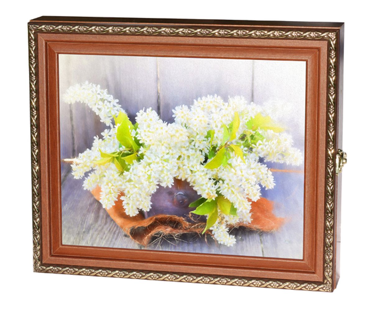 Вешалка-ключница Milarte Элегант, 25 х 30 х 5,5 см. KEV-11100794672 Вешалка-ключница Milarte Элегант, 25 х 30 х 5,5 см. KEV-11100794672Вешалка-ключница Milarte Элегант, выполненная из МДФ, украсит интерьер помещения, а также поможет создать атмосферу уюта. Ключница, декорированная оригинальным изображением, станет не только украшением вашего дома, но и послужит функционально. Она представляет собой ящичек, внутри которого предусмотрено 9 металлических крючков для ключей в два ряда. Дверца фиксируется к корпусу на крючок. Вешалка-ключница подвешивается на стену, крепежные элементы входят в комплект.Размер изображения: 24 х 19 см.